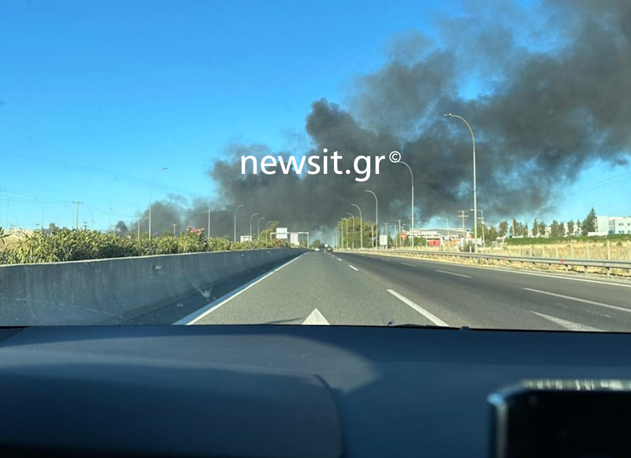 Φωτιά σε εργοστάσιο στη Ριτσώνα: Καίγονται ανακυκλώσιμα υλικά, συνεχείς εκρήξεις