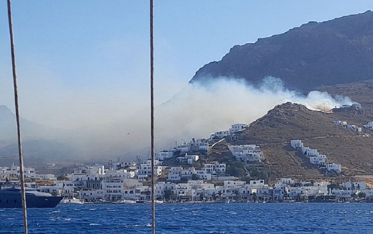 Φωτιά στη Σέριφο, συνεχή μηνύματα από το 112