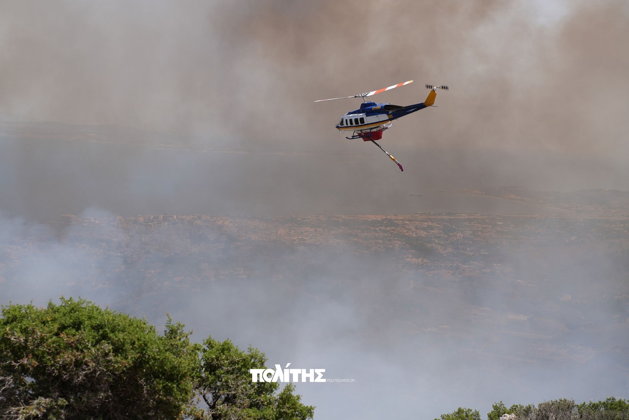 Χίος: Μάχη για να τεθεί υπό έλεγχο η φωτιά στις Καρυές, καίει σε χαράδρες και δεν απειλεί κατοικημένη περιοχή