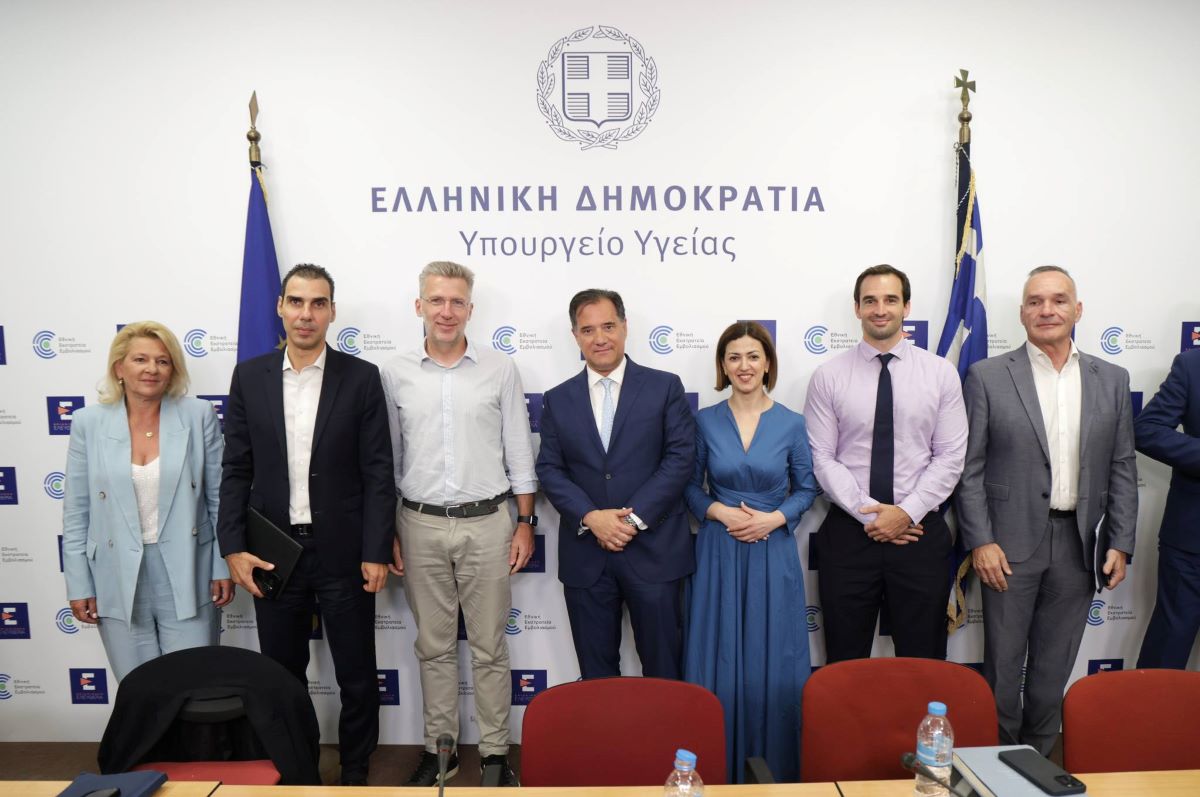 Ο Άδωνις Γεωργιάδης παρέδωσε ψηφιακή πλατφόρμα στη Φαρμακοβιομηχανία για τον καλύτερο έλεγχο της συνταγογράφησης
