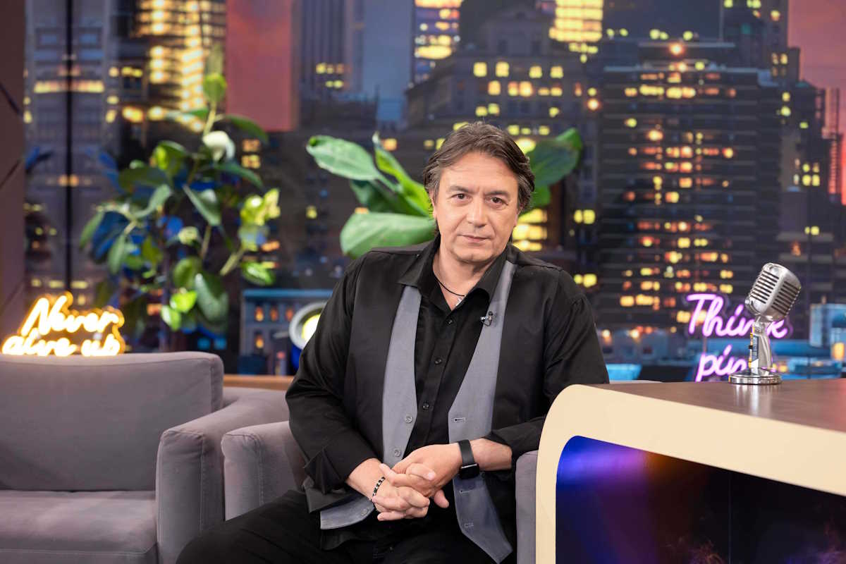 Γιάννης Κότσιρας στο «The 2Night Show»: Θα βγαίνουν συνέχεια τραγούδια για τα Τέμπη