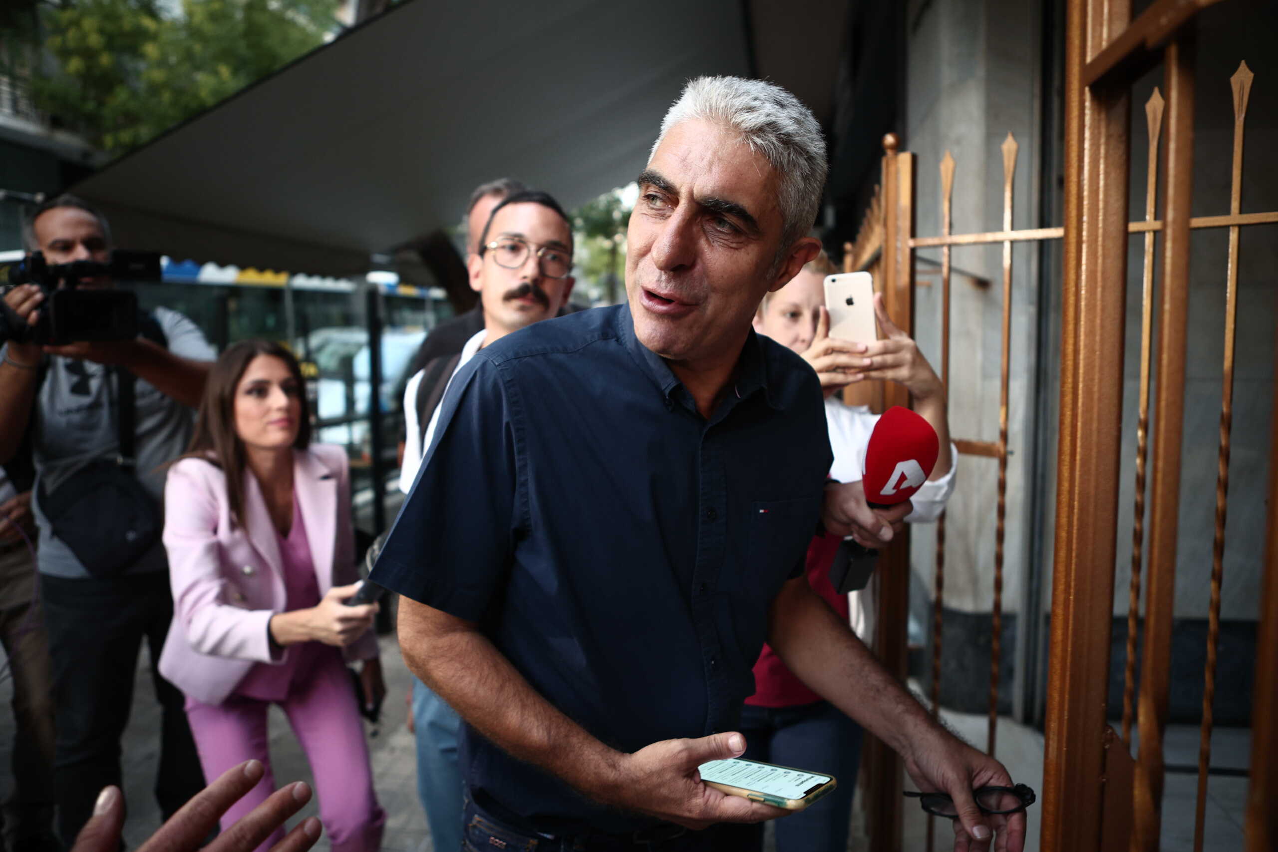 Ο υποψήφιος πρόεδρος του ΣΥΡΙΖΑ-ΠΣ, Στέφανος Κασσελάκης στην Οδό Στουρνάρη 57, απ’ όπου παρακολούθησε τα αποτελέσματα της εκλογικής διαδικασίας για την ανάδειξη προέδρου στον ΣΥΡΙΖΑ - Προοδευτική Συμμαχία, Κυριακή 17 Σεπτεμβρίου 2023.
(ΒΑΣΙΛΗΣ ΡΕΜΠΑΠΗΣ
