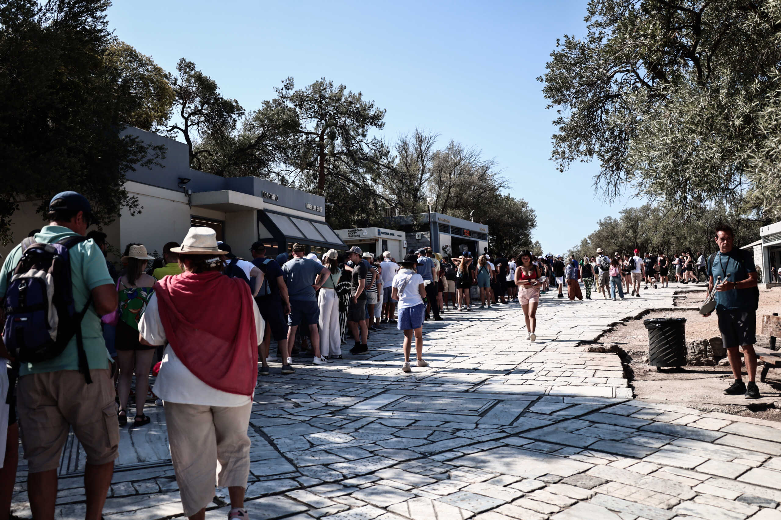 Στιγμιότυπο από την Ακρόπολη, Δευτέρα 31 Ιουλίου 2023. Εκατοντάδες τουρίστες από κάθε γωνιά του πλανήτη που επισκέπτονται τον αρχαιολογικό χώρο της Ακρόπολης. Ο αρχαιολογικός χώρος δέχεται καθημερινά περισσότερους από 17.000 επισκέπτες. 
(ΚΩΣΤΑΣ ΤΖΟΥΜΑΣ