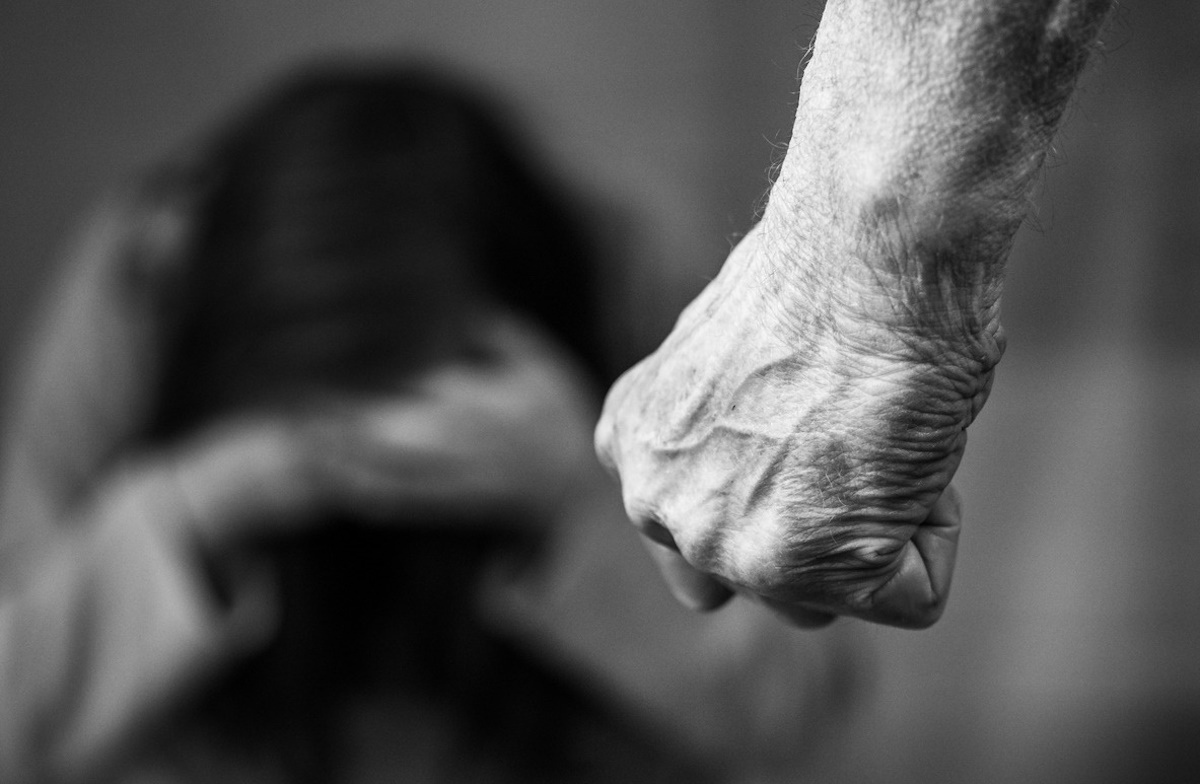 Όλο το χρονικό του ξυλοδαρμού της 43χρονης ασκούμενης από τον πασίγνωστο δικηγόρο
