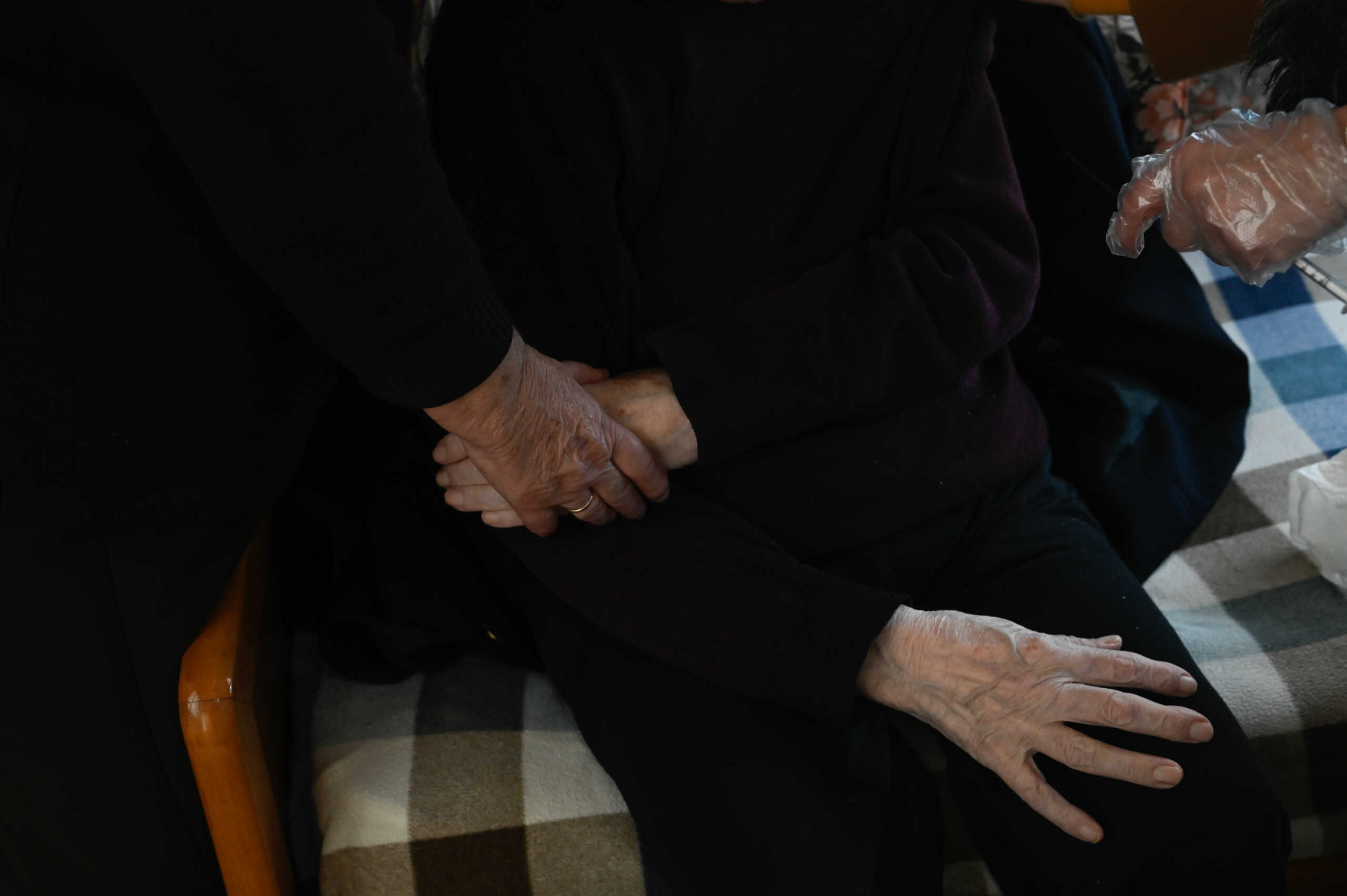ΕΜΒΟΛΙΑΣΜΟΣ ΤΟΥ 90ΧΡΟΝΟΥ ΘΕΟΦΑΝΗ ΔΗΜΗΤΡΟΠΟΥΛΟΥ ΣΤΟ ΣΠΙΤΙ ΤΟΥ ΣΤΑ ΠΛΑΙΣΙΑ ΤΗΣ ΕΘΝΙΚΗΣ ΕΚΣΤΡΑΤΕΙΑΣ ΕΜΒΟΛΙΑΣΜΟΥ (ΜΙΧΑΛΗΣ ΚΑΡΑΓΙΑΝΝΗΣ