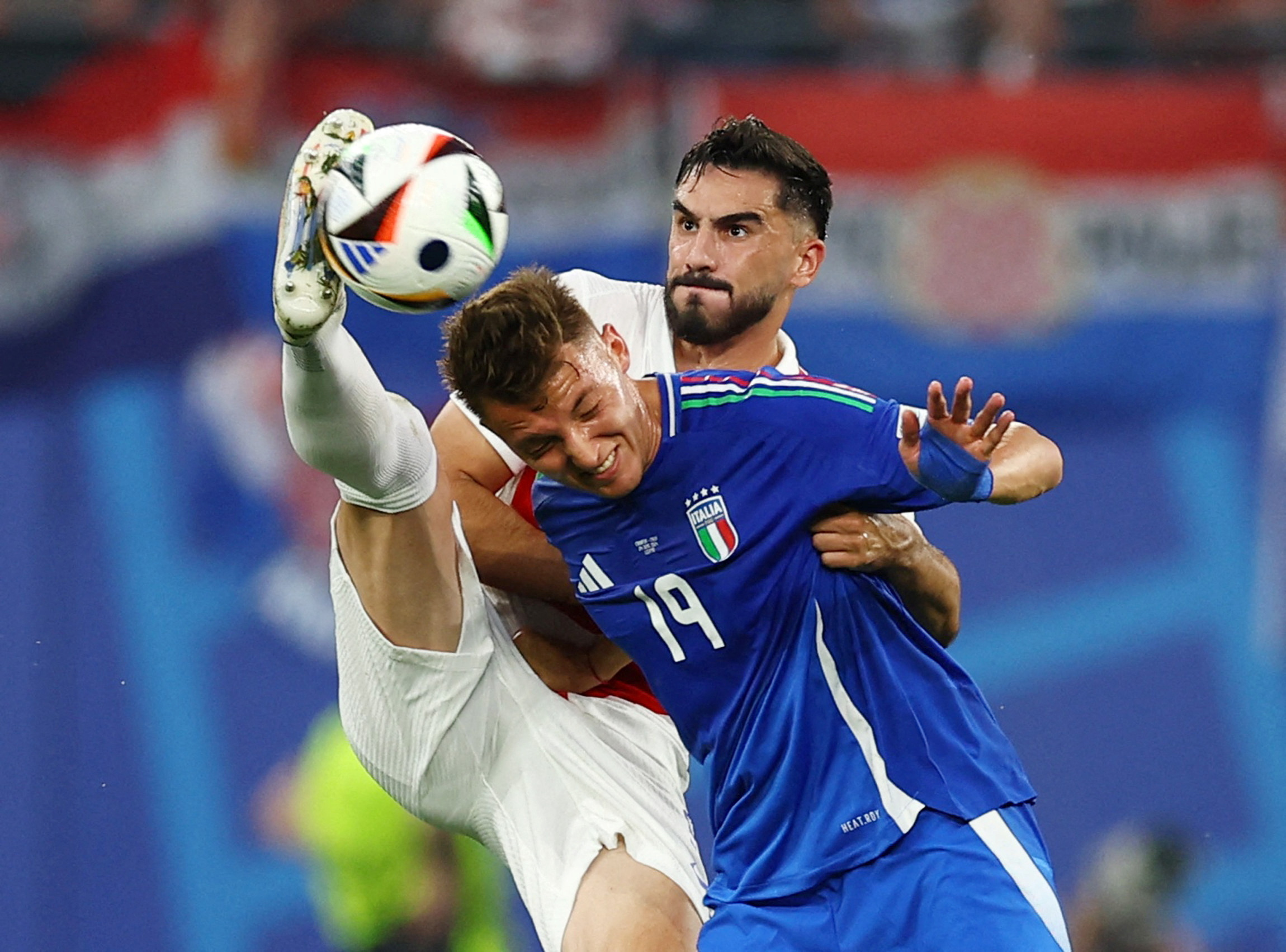 Soccer Football - Euro 2024 - Group B - Croatia v Italy - Leipzig Stadium, Leipzig, Germany - June 24, 2024  Croatia's Josip Sutalo in action with Italy's Mateo Retegui REUTERS
