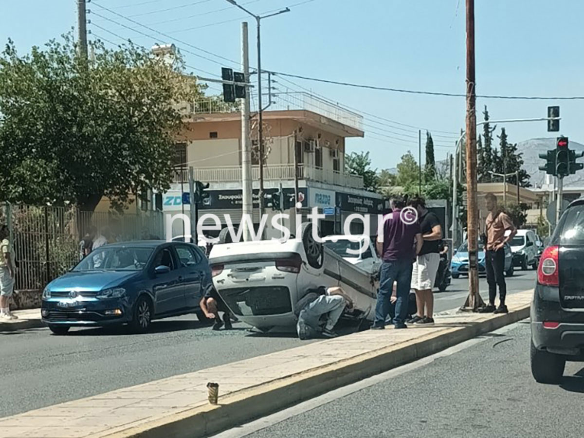 Αυτοκίνητο αναποδογύρισε στη Λεωφόρο Φυλής