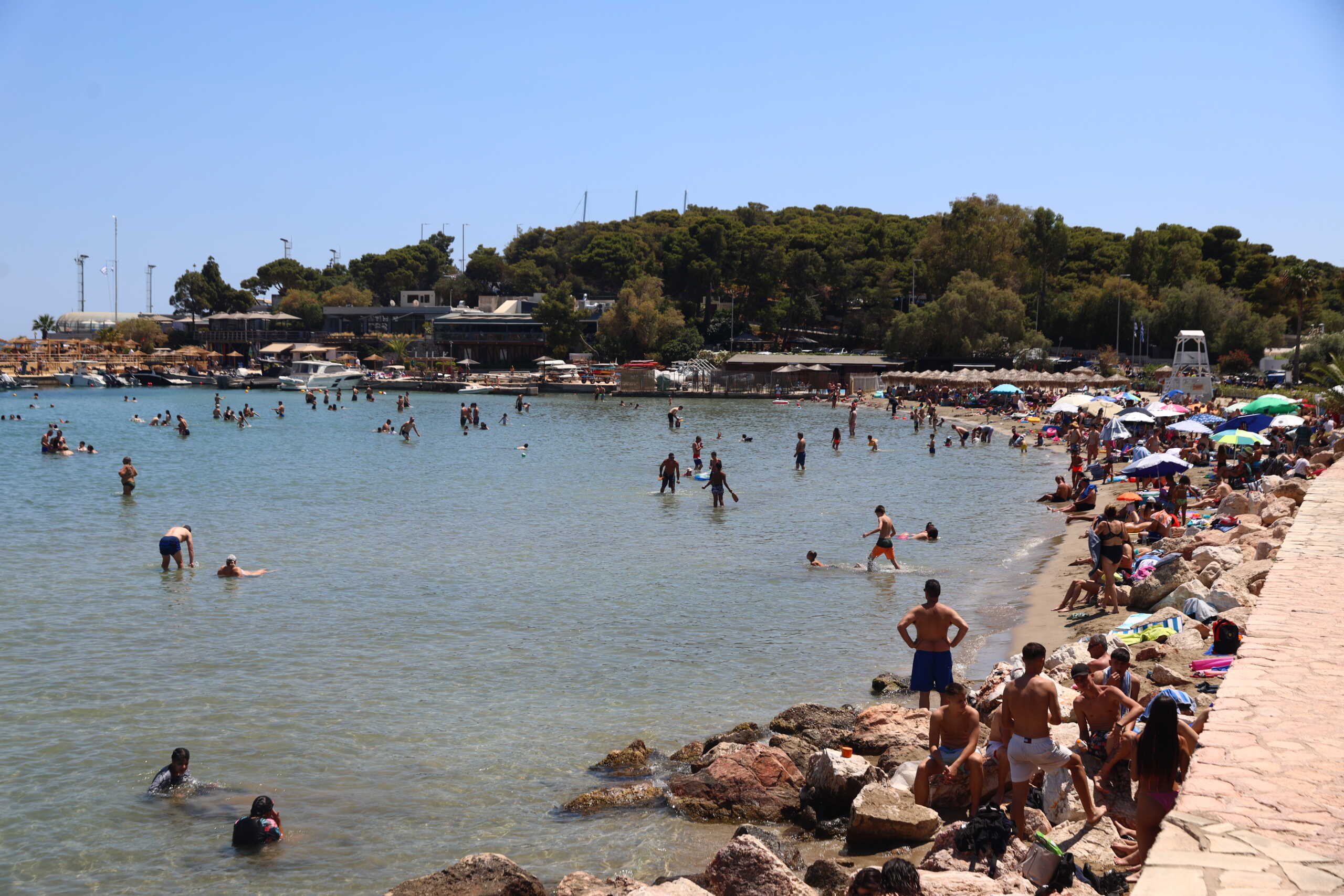 Στιγμιοτυπο από παραλία της Αττικής, Κυριακή 9 Ιουνίου 2024. 
(ΓΙΑΝΝΗΣ ΠΑΝΑΓΟΠΟΥΛΟΣ