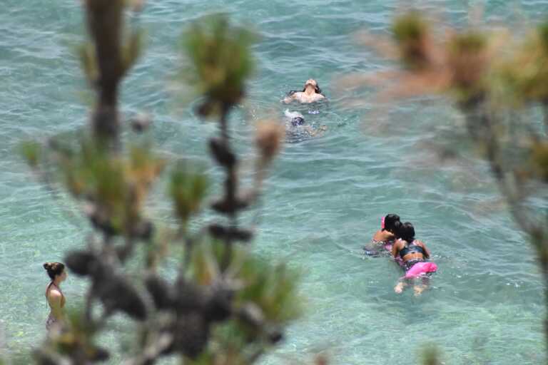 Ο καύσωνας επιμένει: 43άρια στην Αττική και αποπνικτική ατμόσφαιρα - Η πιο δύσκολη μέρα