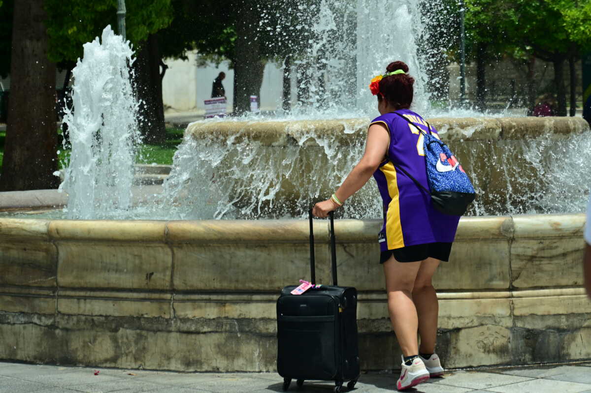 Στιγμιότυπο από το κέντρο της Αθήνας, Δευτέρα 10 Ιουνίου 2024. Η θερμοκρασία σημείωσε άνοδο φθάνοντας το μεσημέρι τους 37 βαθμούς Κελσίου.  
(ΚΩΣΤΑΣ ΤΖΟΥΜΑΣ