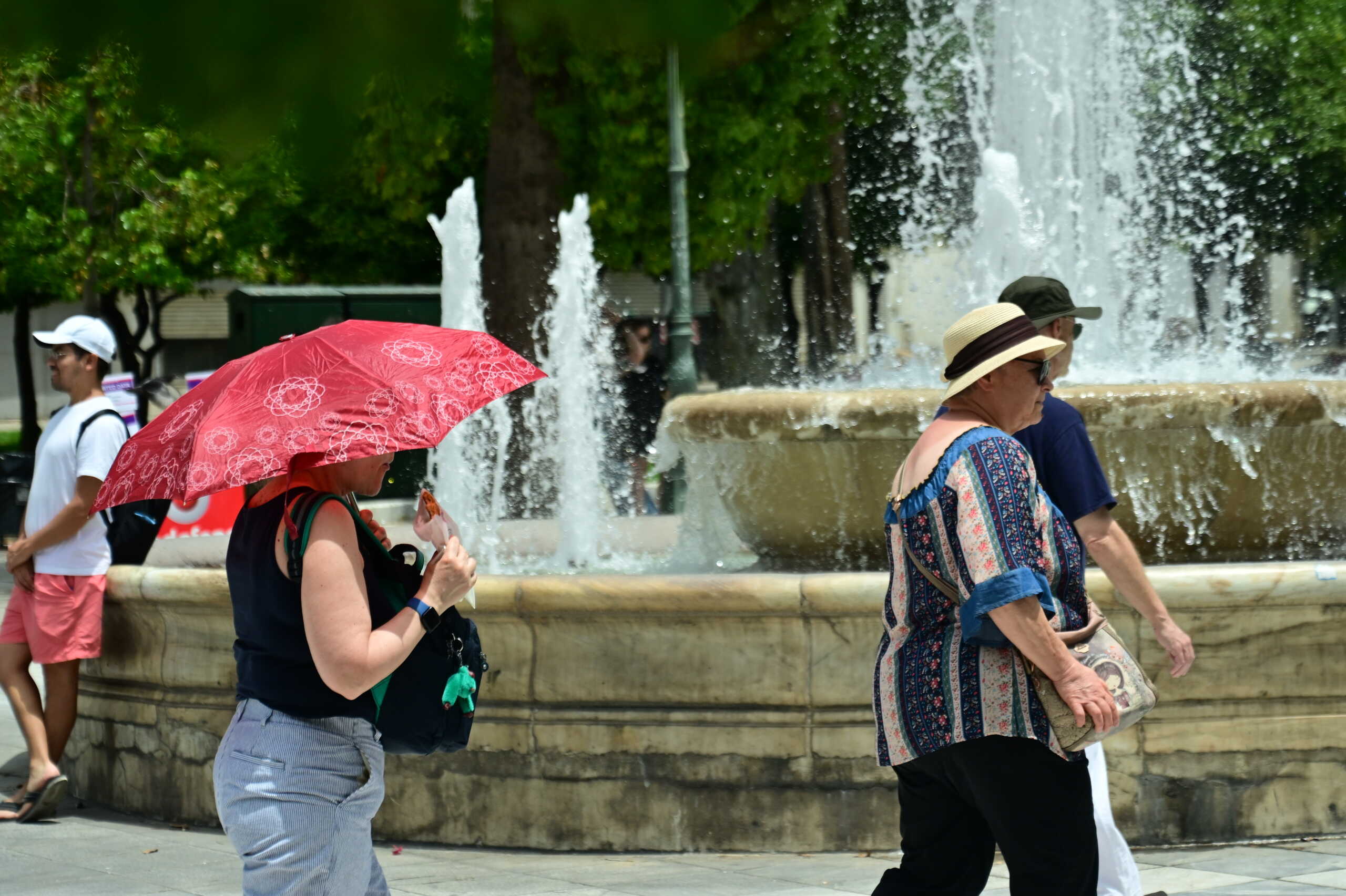 Στιγμιότυπο από το κέντρο της Αθήνας, Δευτέρα 10 Ιουνίου 2024. Η θερμοκρασία σημείωσε άνοδο φθάνοντας το μεσημέρι τους 37 βαθμούς Κελσίου.  
(ΚΩΣΤΑΣ ΤΖΟΥΜΑΣ