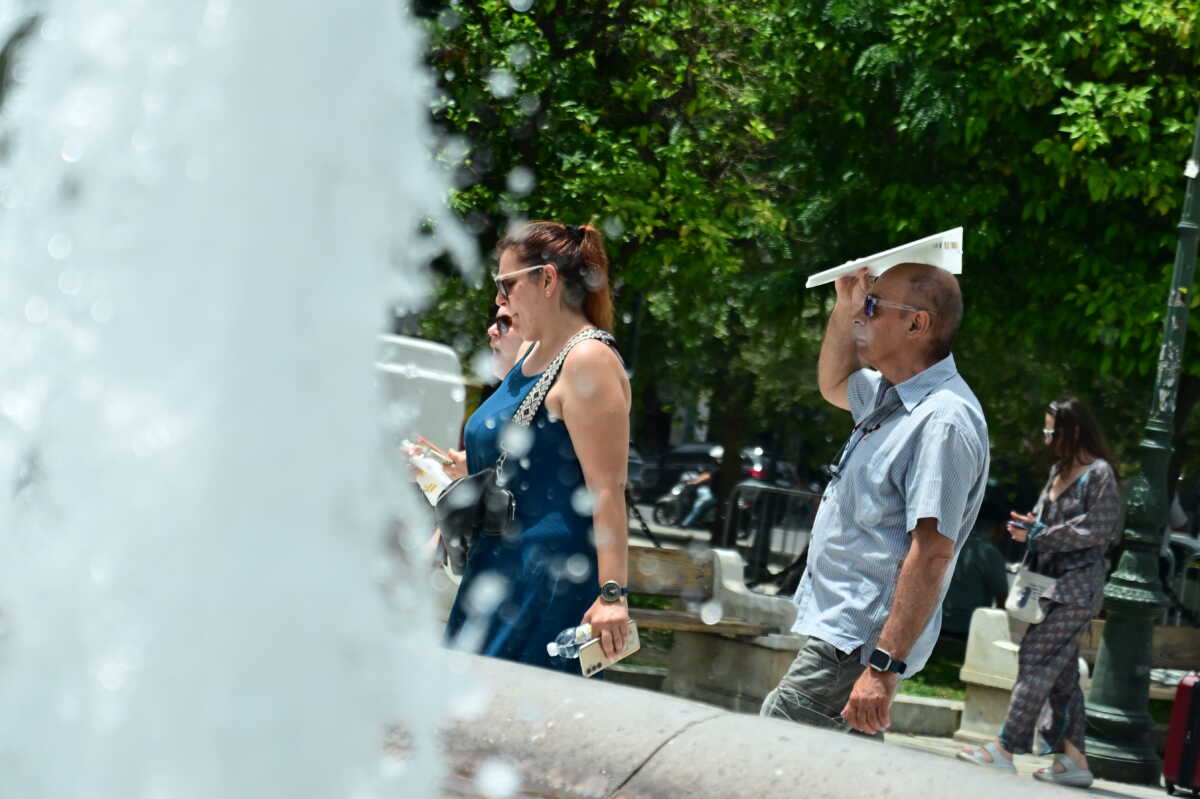 Στιγμιότυπο από το κέντρο της Αθήνας, Δευτέρα 10 Ιουνίου 2024. Η θερμοκρασία σημείωσε άνοδο φθάνοντας το μεσημέρι τους 37 βαθμούς Κελσίου.  
(ΚΩΣΤΑΣ ΤΖΟΥΜΑΣ