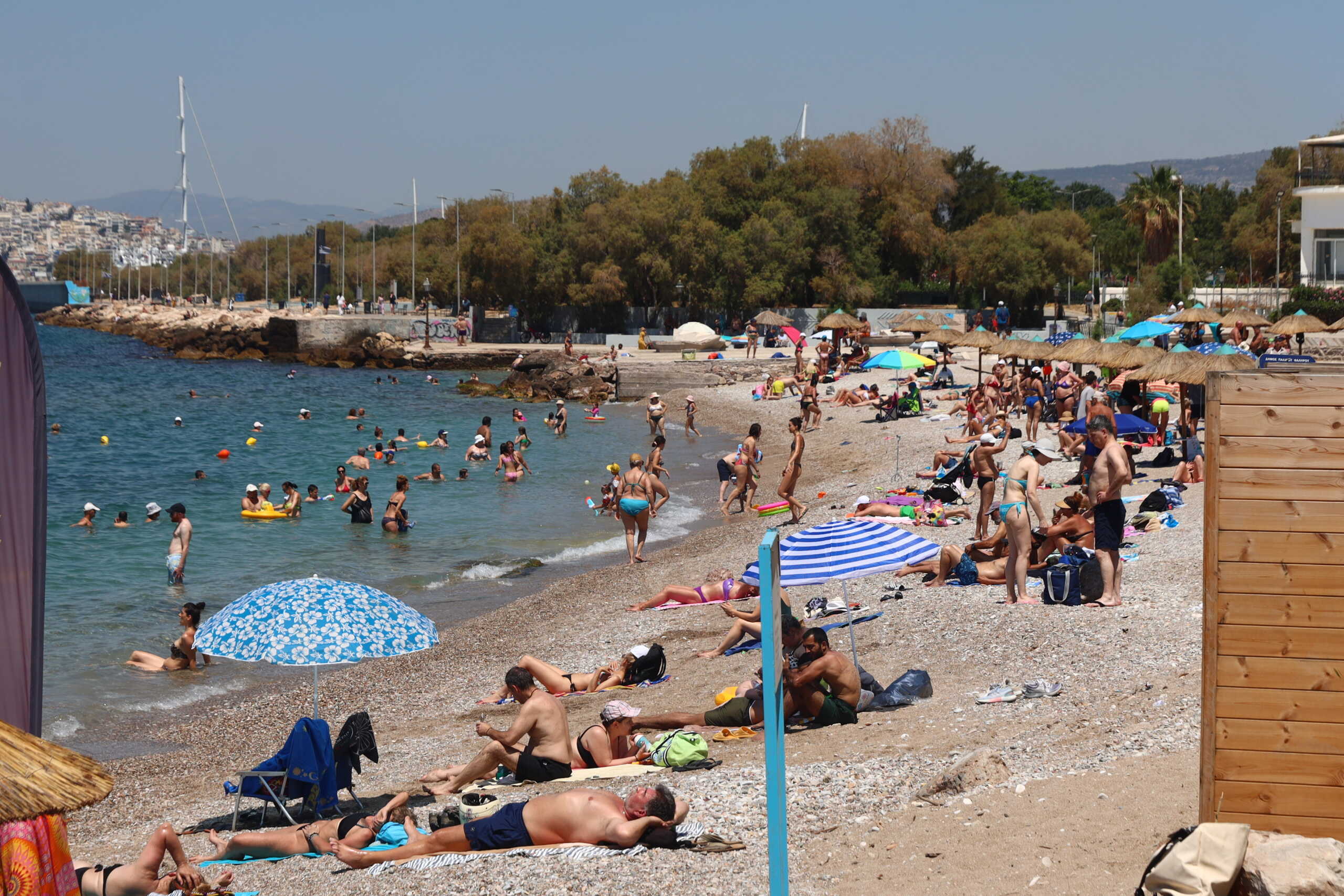 Στιγμιοτυπο από παραλία της Αττικής, Κυριακή 9 Ιουνίου 2024. 
(ΓΙΑΝΝΗΣ ΠΑΝΑΓΟΠΟΥΛΟΣ