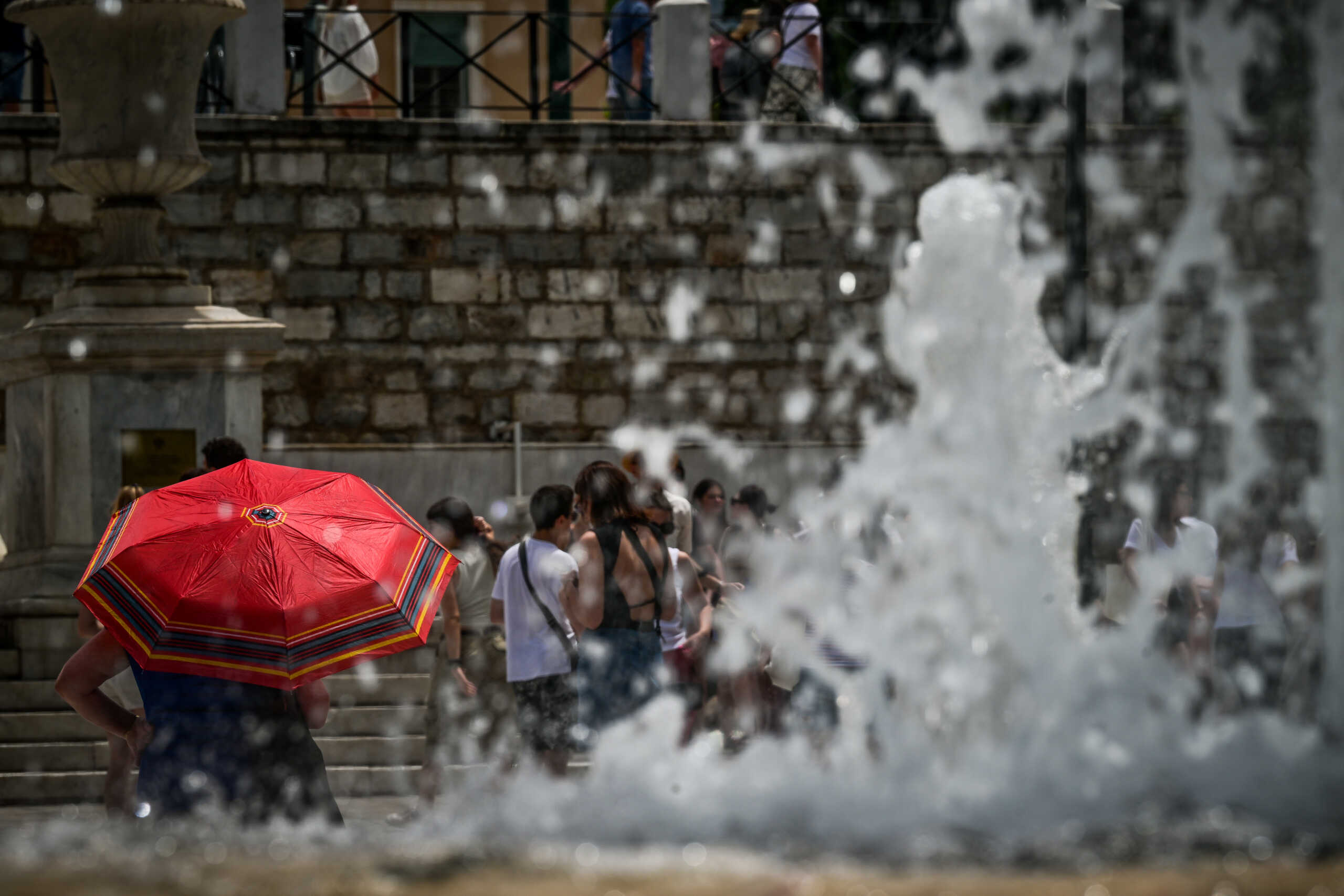 Στιγμιότυπο από την Πλατεία Συντάγματος, στο κέντρο της Αθήνας, Τρίτη 11 Ιουνίου 2024. Έκτακτο δελτίο καιρού εξέδωσε η ΕΜΥ σύμφωνα με το οποίο το εκτεταμένο πεδίο υψηλών πιέσεων που καλύπτει τις ακτές της Αφρικής και την Κεντρική Μεσόγειο και συνοδεύεται από πολύ θερμές αέριες μάζες επεκτείνεται σταδιακά ανατολικότερα και θα προκαλέσει στη χώρα μας πολύ υψηλές θερμοκρασίες έως και την Παρασκευή 14