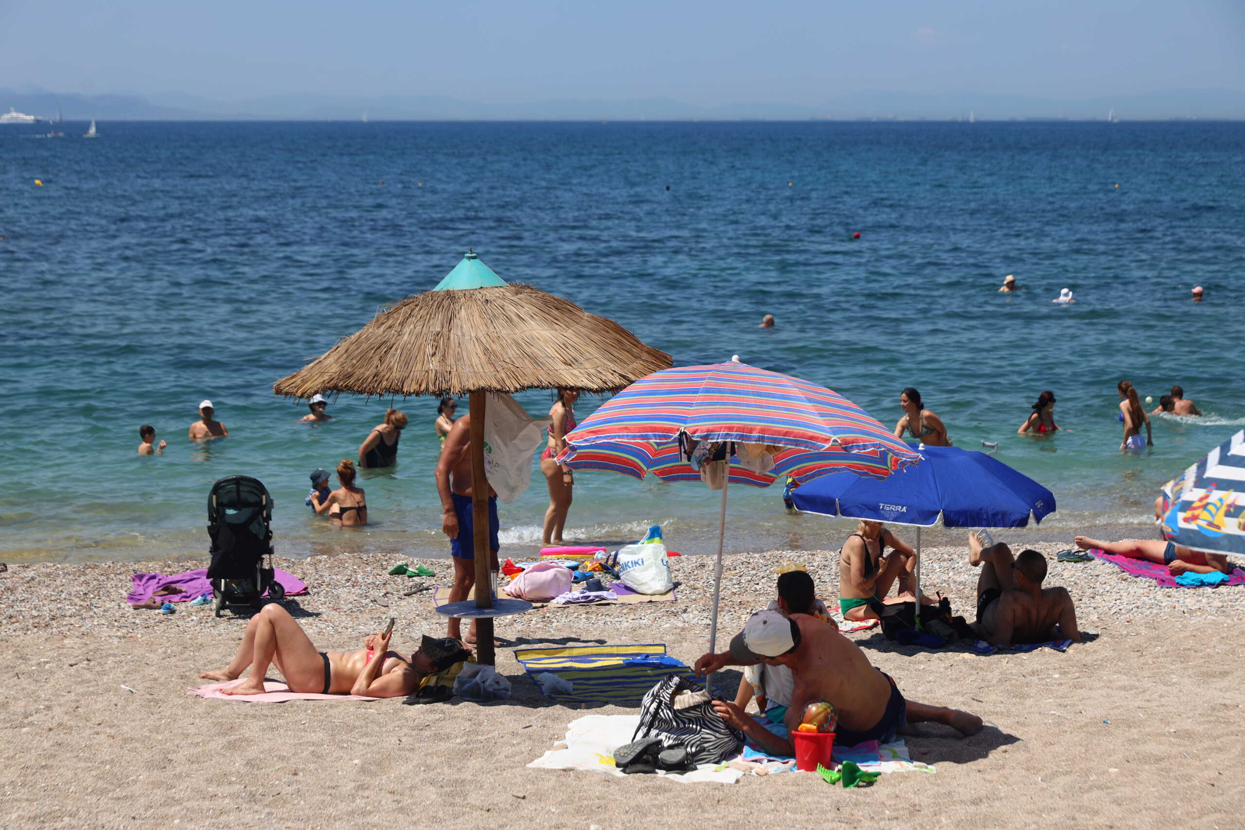 Στιγμιοτυπο από παραλία της Αττικής, Κυριακή 9 Ιουνίου 2024. 
(ΓΙΑΝΝΗΣ ΠΑΝΑΓΟΠΟΥΛΟΣ