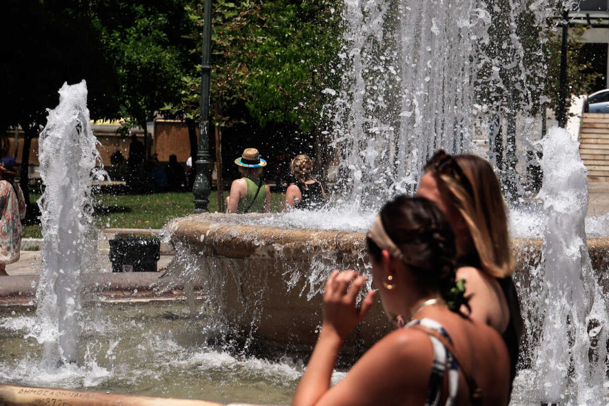 Στιγμιότυπο από το σιντριβάνι στην πλατεία Συντάγματος, Δευτέρα 17 Ιουνίου 2024. Η θερμοκρασία στο κέντρο της Αθήνας έφτασε τους 36 βαθμούς Κελσίου. 
(ΓΙΩΡΓΟΣ ΚΟΝΤΑΡΙΝΗΣ
