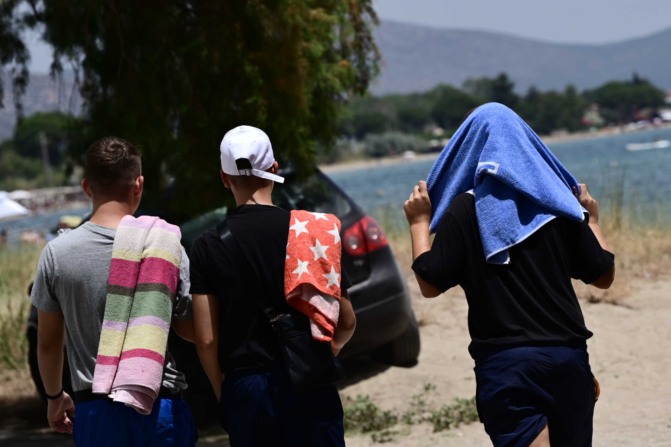 Κόσμος στην παραλία της Νέας Μάκρης, Τετάρτη 12 Ιουνίου 2024. 
(ΜΙΧΑΛΗΣ ΚΑΡΑΓΙΑΝΝΗΣ