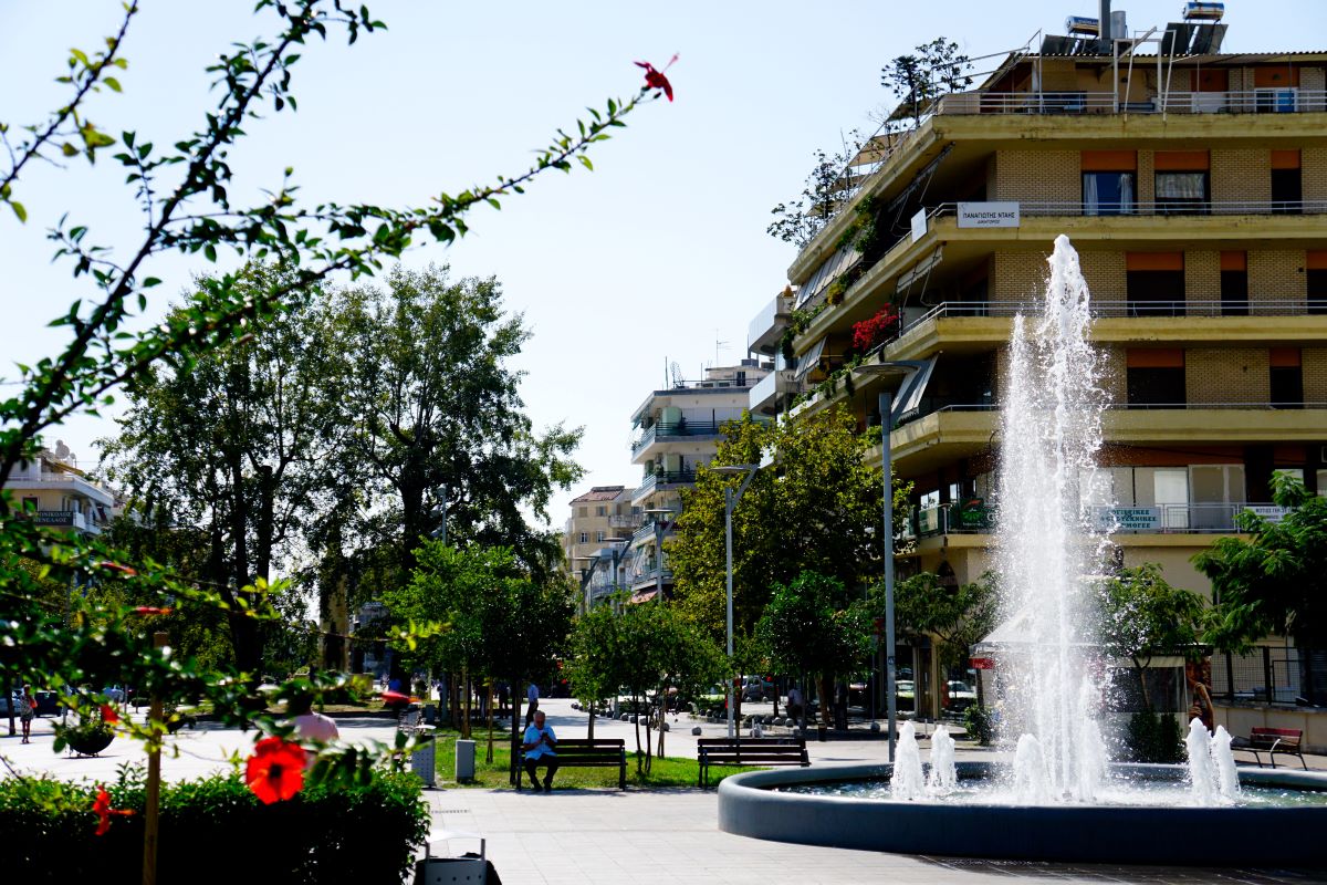 Καλαμάτα: «Θέλω να πάει σε δομή γιατί είναι αξιοθαύμαστη», λέει η θετή μητέρα της 29χρονης που ζει σε κλουβιά