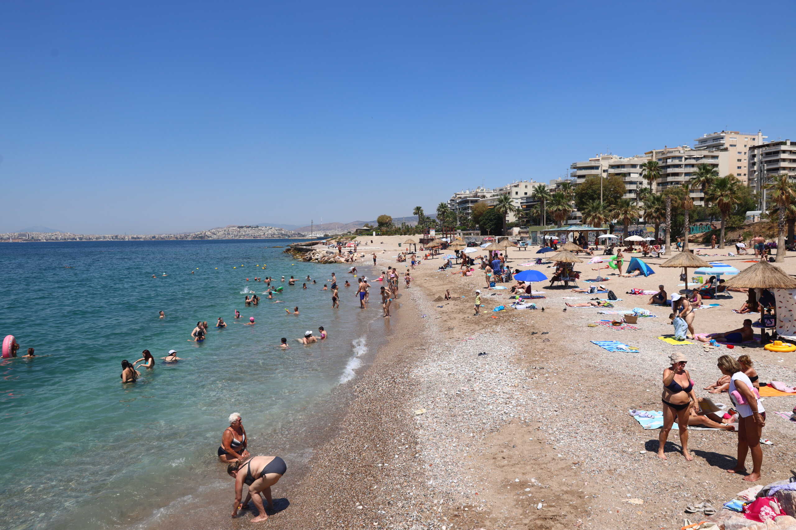 Στιγμιοτυπο από παραλία της Αττικής, Κυριακή 9 Ιουνίου 2024. 
(ΓΙΑΝΝΗΣ ΠΑΝΑΓΟΠΟΥΛΟΣ