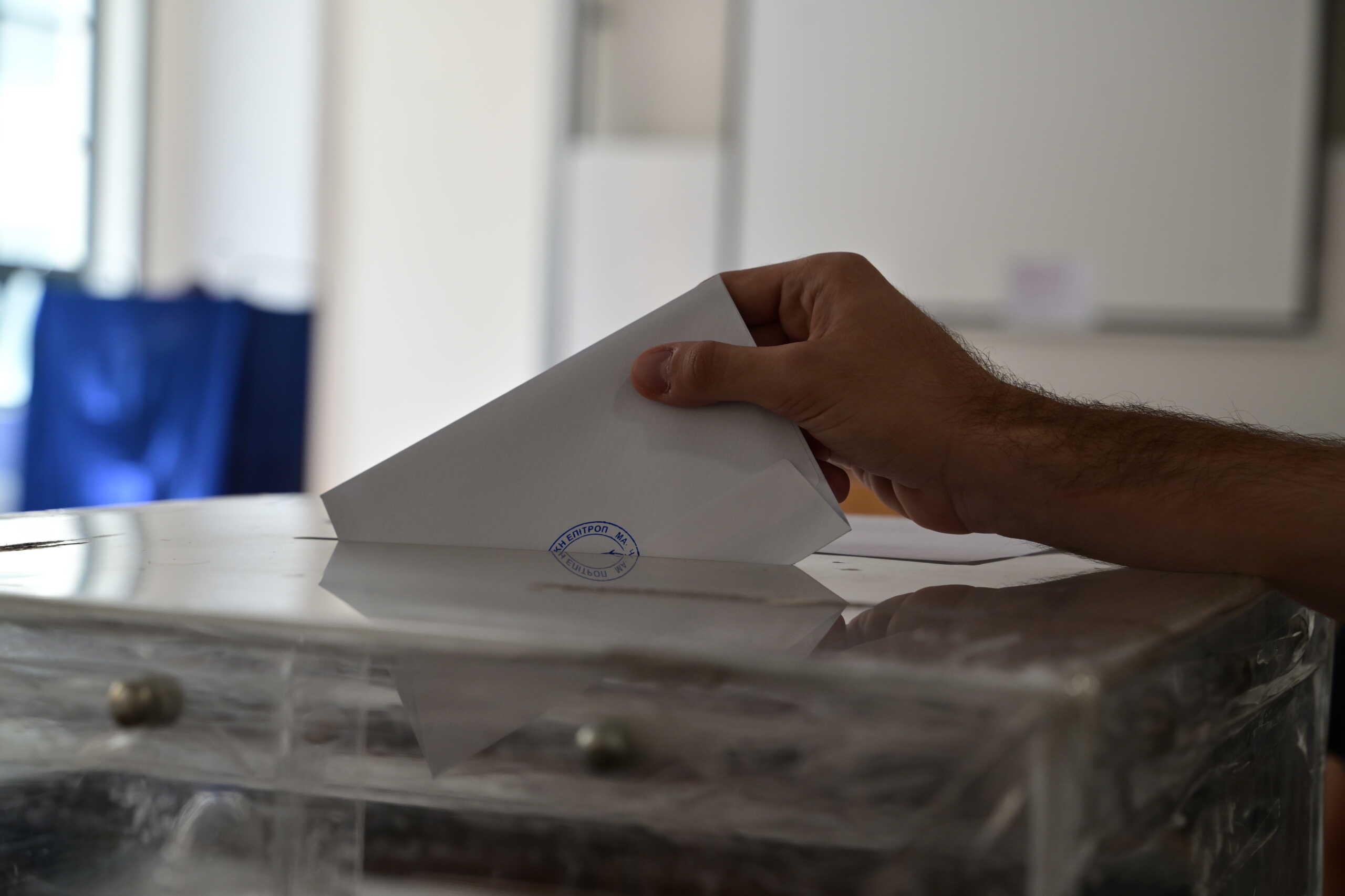 Στιγμιότυπο από την Νομική Σχολή Αθηνών κατά την διάρκεια της ψηφοφορίας για τις φοιτητικές εκλογές, Τετάρτη 22 Μαΐου 2023. 
(ΤΑΤΙΑΝΑ ΜΠΟΛΑΡΗ