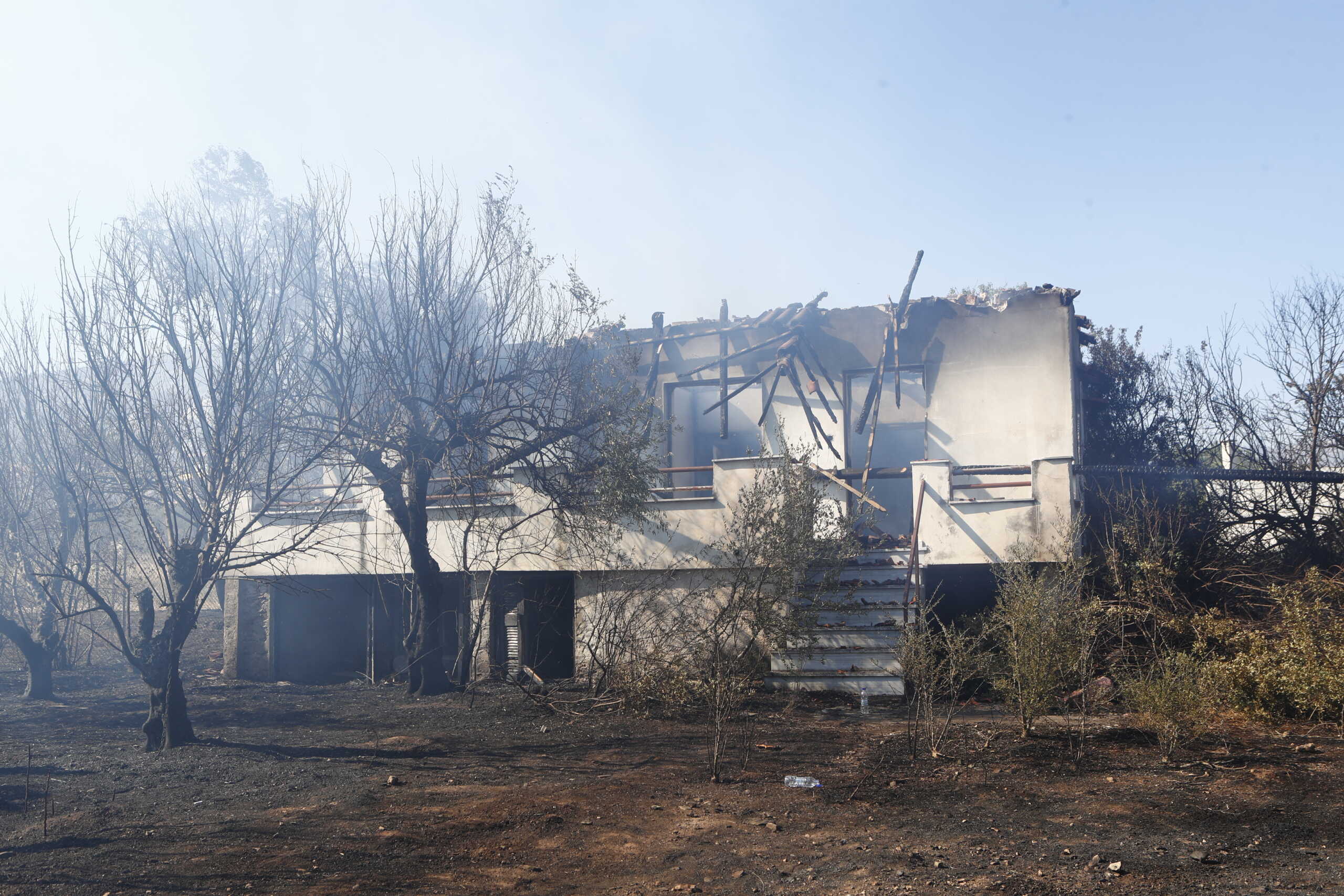 Πυρκαγιά στην λεωφόρο Βάρης - Κορωπίου, Τετάρτη 19 Ιουνίου 2024. 
(ΣΩΤΗΡΗΣ ΔΗΜΗΤΡΟΠΟΥΛΟΣ