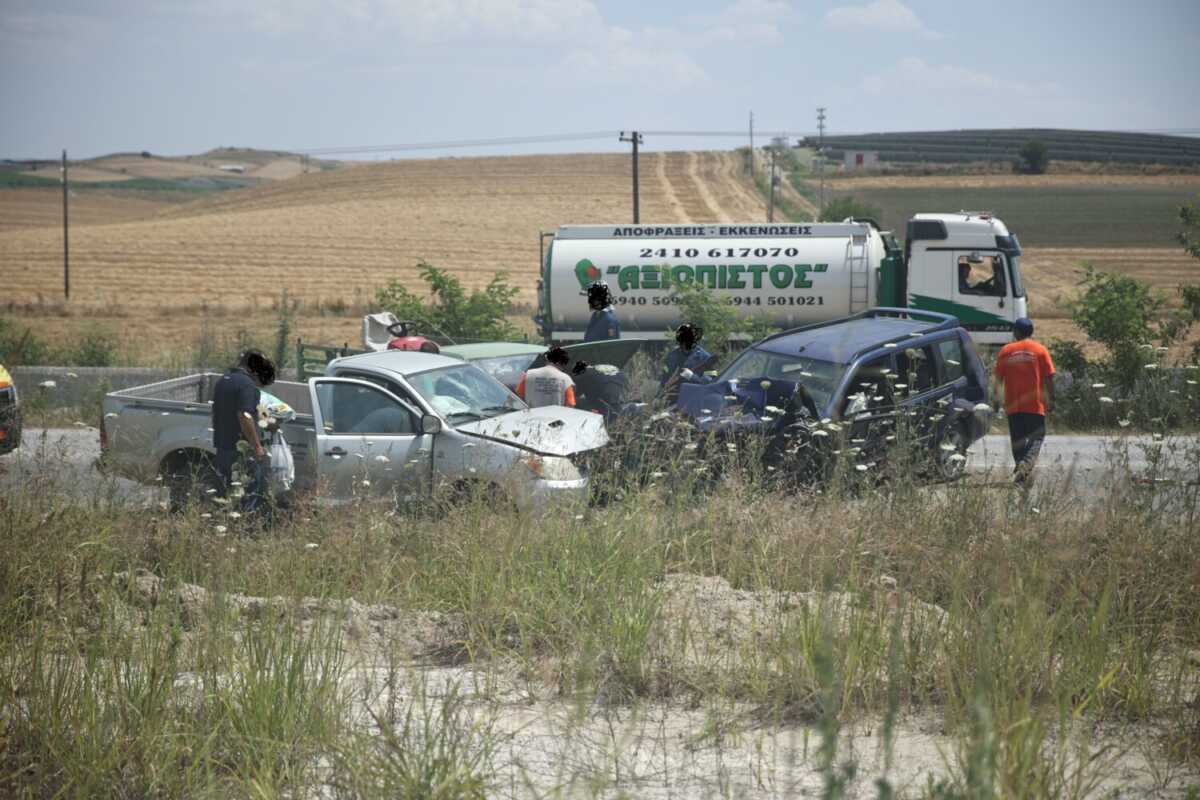 Λάρισα: Καραμπόλα με τρεις τραυματίες, ενεπλάκησαν τρία αυτοκίνητα και ένα φορτηγάκι