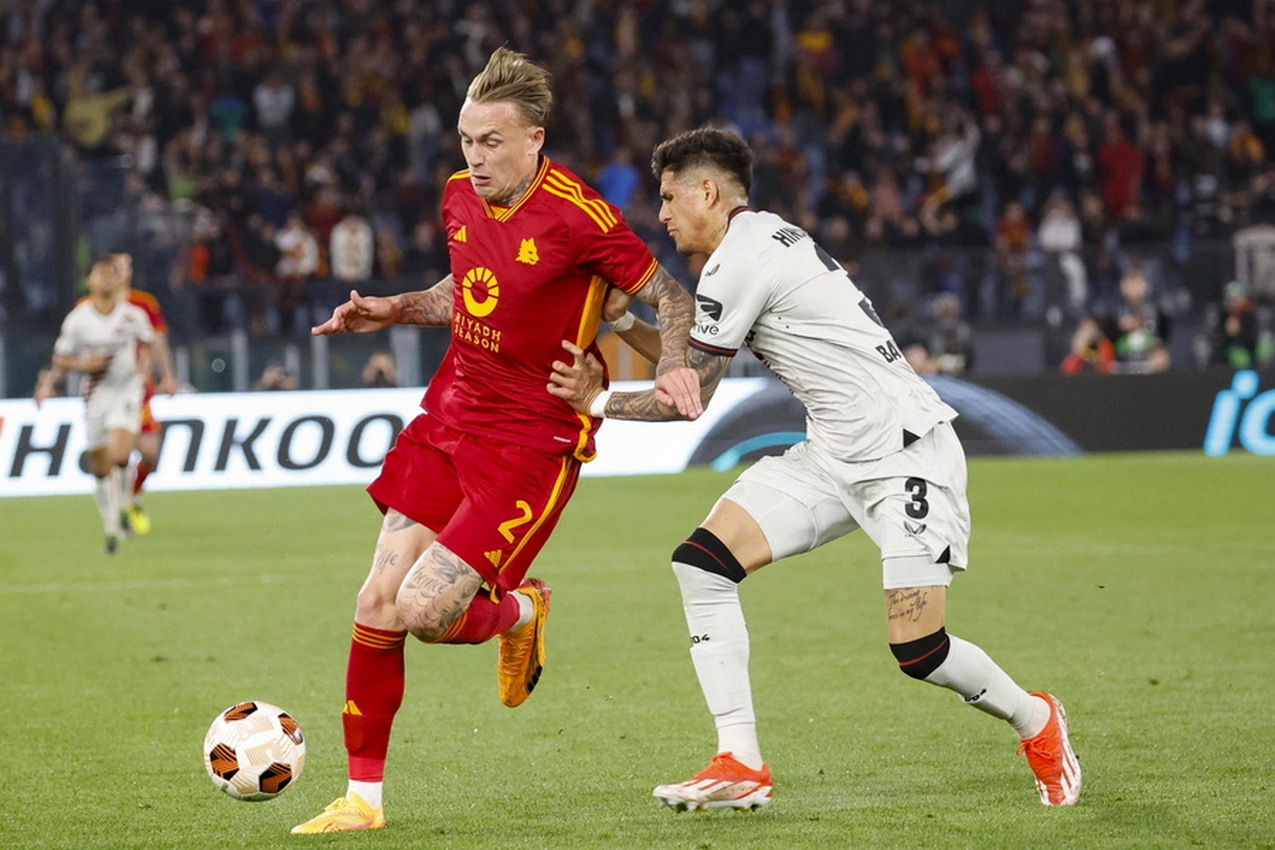 epa11315041 AS Roma's Rick Karsdorp (L) in action against Leverkusen's Piero Hincapie during the UEFA Europe League semifinal 1st leg soccer match between AS Roma and Bayer Leverkusen, in Rome, Italy, 02 May 2024.  EPA
