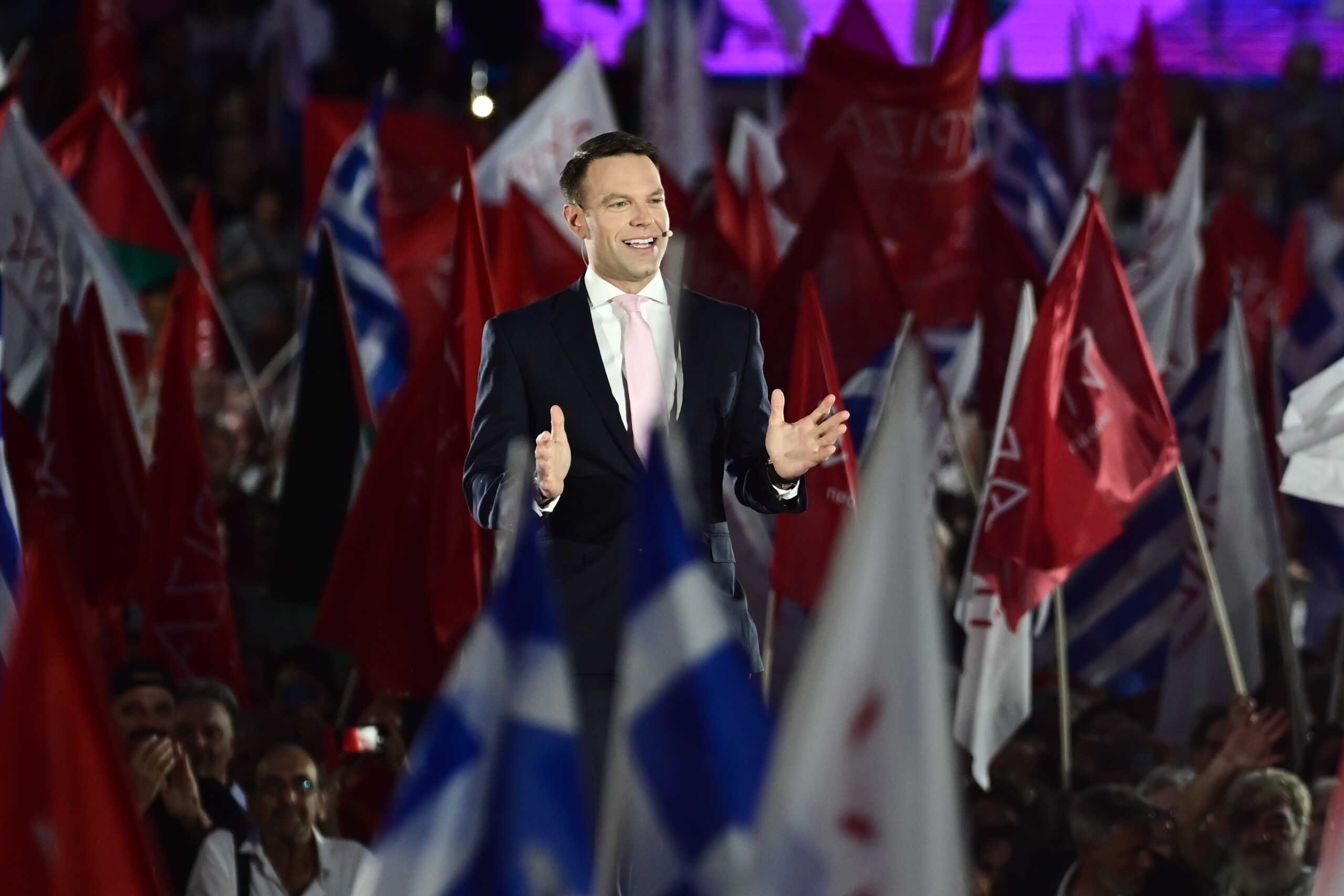 Ομιλία του προέδρου του ΣΥΡΙΖΑ - Προοδευτική Συμμαχία Στέφανου Κασσελάκη στην κεντρική προεκλογική  συγκέντρωση του κόμματος ενόψει των Ευρωεκλογών της 9ης Ιουνίου στην Πλατεία Συντάγματος, Πέμπτη 6 Ιουνίου 2024. 
(ΜΙΧΑΛΗΣ ΚΑΡΑΓΙΑΝΝΗΣ