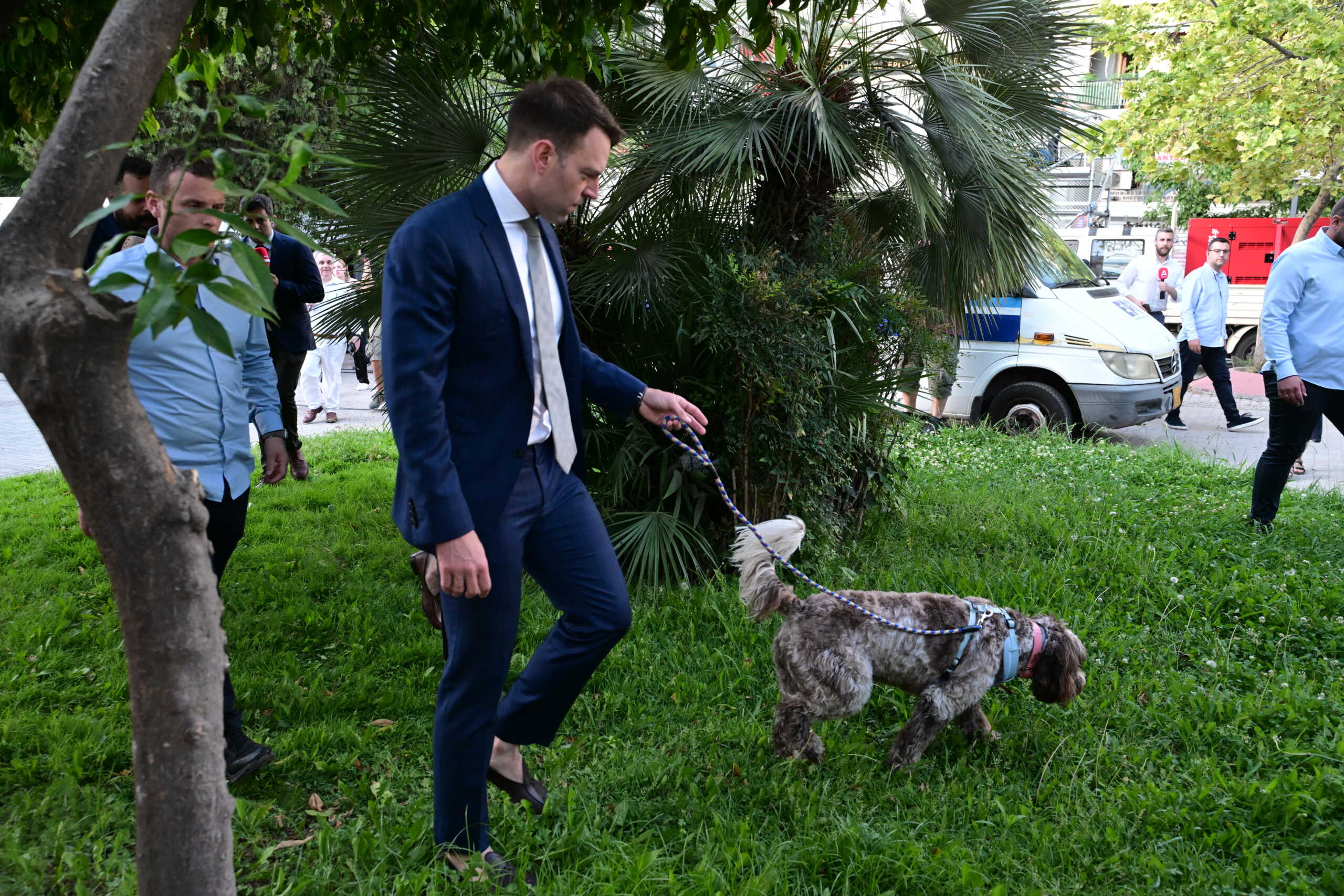 Ράνια Τζίμα: «Ο Στέφανος Κασσελάκης πήγε τον σκύλο να κάνει την ανάγκη του μόλις έφτασε; Ήμαρτον δηλαδή»