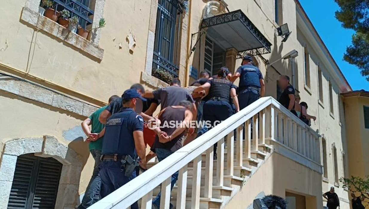 Χανιά: Ολοκληρώθηκαν οι απολογίες των 16 συλληφθέντων από την Κίσαμο – Οι 5 κρίθηκαν προσωρινά κρατούμενοι
