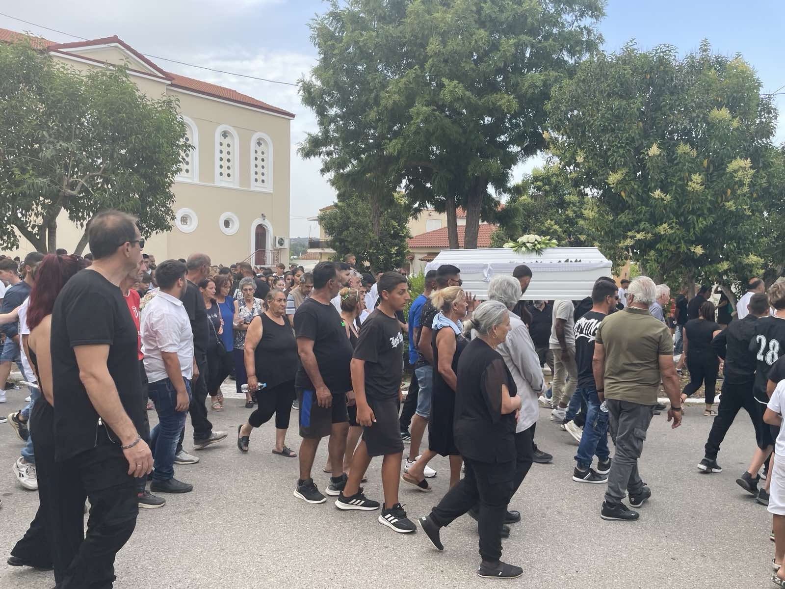 Αβάσταχτος πόνος στην κηδεία της 11χρονης Βασιλικής που δολοφονήθηκε από τον θείο της στην Ηλεία