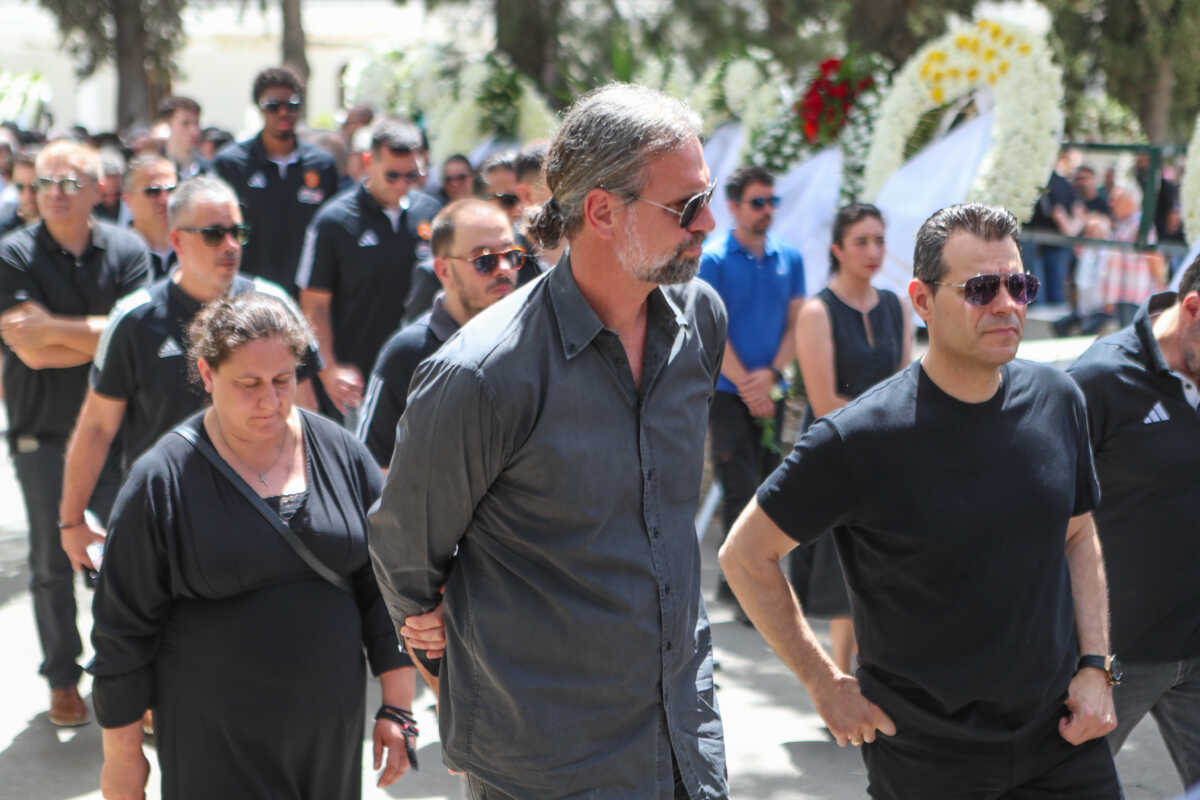 Κηδεία Πάρη Δερμάνη: Σύσσωμος ο Παναθηναϊκός στο τελευταίο αντίο