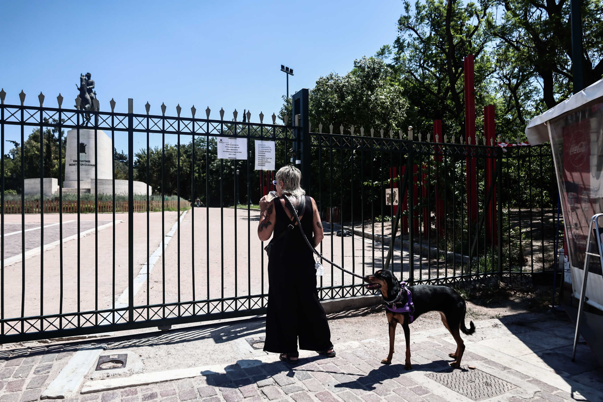 Στιγμιότυπο από το πάρκο του Πεδίον του Άρεως, Δευτέρα 17 Ιουλίου 2023. Για λόγους ασφαλείας και περιορισμού του κινδύνου πυρκαγιάς λόγω της επικράτησης των υψηλών θερμοκρασιών, με εντολή του περιφερειάρχη Γιώργου Πατούλη το Σάββατο παρέμειναν κλειστά όλα τα πάρκα και τα άλση αρμοδιότητας της Περιφέρειας.
(ΚΩΣΤΑΣ ΤΖΟΥΜΑΣ