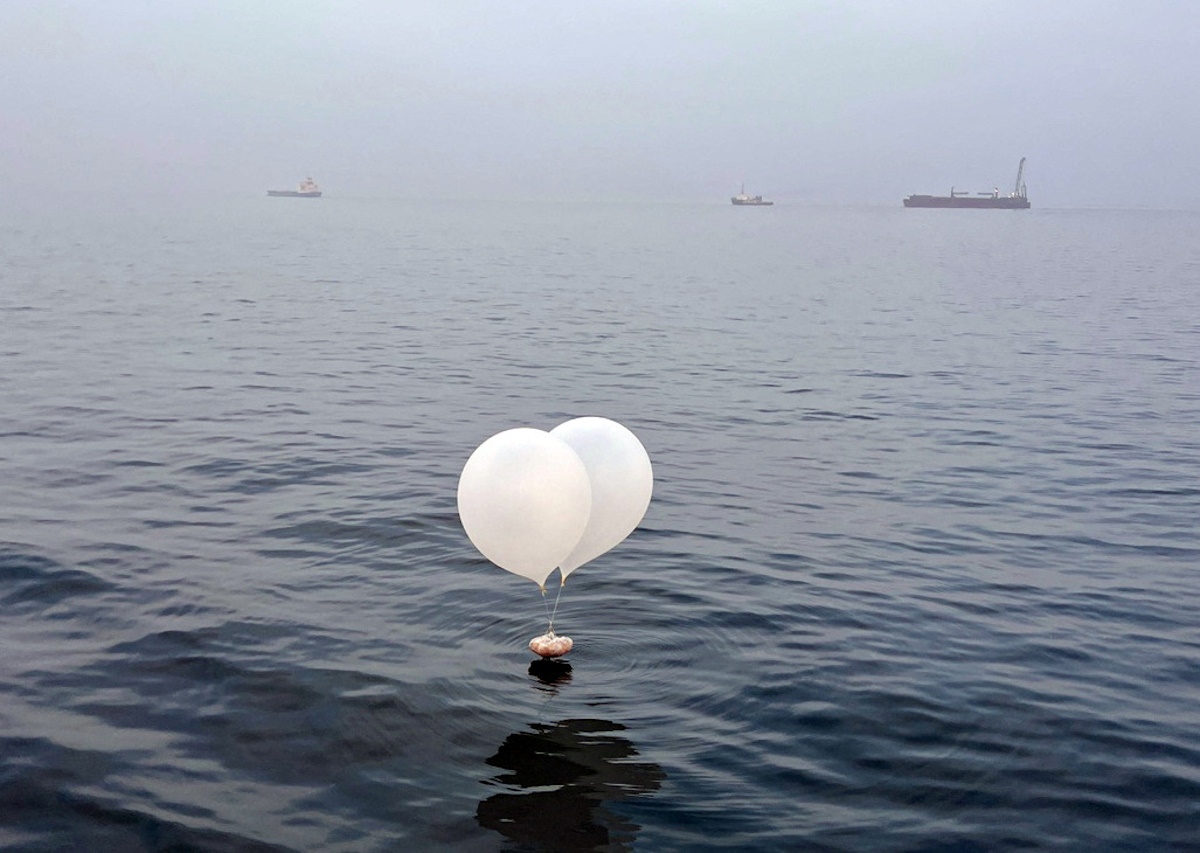A balloon carrying various objects including what appeared to be trash, believed to have been sent by North Korea, is pictured at the sea off Incheon, South Korea, June 9, 2024.    Yonhap via REUTERS   THIS IMAGE HAS BEEN SUPPLIED BY A THIRD PARTY. NO RESALES. NO ARCHIVES. SOUTH KOREA OUT. NO COMMERCIAL OR EDITORIAL SALES IN SOUTH KOREA.