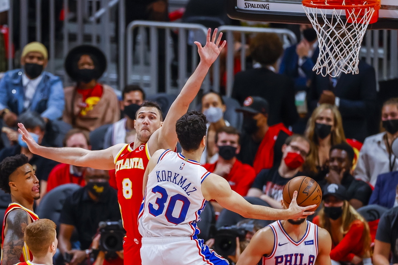epa09263780 Philadelphia 76ers guard Furkan Korkmaz (R) of Turkey in action against Atlanta Hawks forward Danilo Gallinari (L) of Italy  during the second half of game three of the NBA Eastern Conference semifinal round round playoff series between the Philadelphia 76ers and the Atlanta Hawks at State Farm Arena in Atlanta, Georgia, USA, 11 June 2021.  EPA