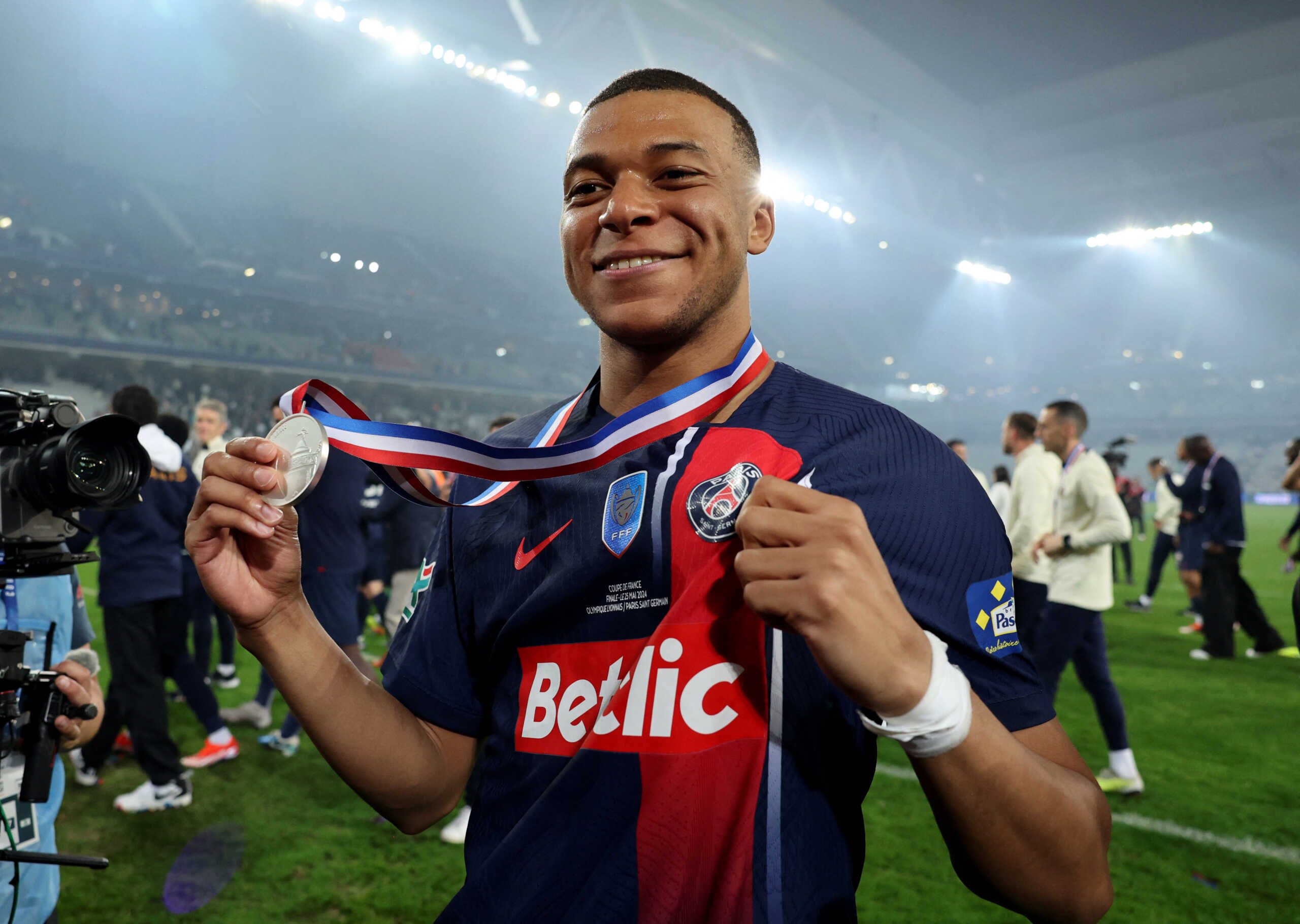 Soccer Football - Coupe de France - Final - Olympique Lyonnais v Paris St Germain - Stade Pierre-Mauroy, Villeneuve-d'Ascq, France - May 25, 2024 Paris St Germain's Kylian Mbappe celebrates after winning the Coupe de France REUTERS