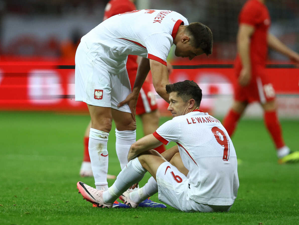 Soccer Football - International Friendly - Poland v Turkey - National Stadium, Warsaw, Poland - June 10, 2024 Poland's Robert Lewandowski is consoled by Jan Bednarek after sustaining an injury REUTERS