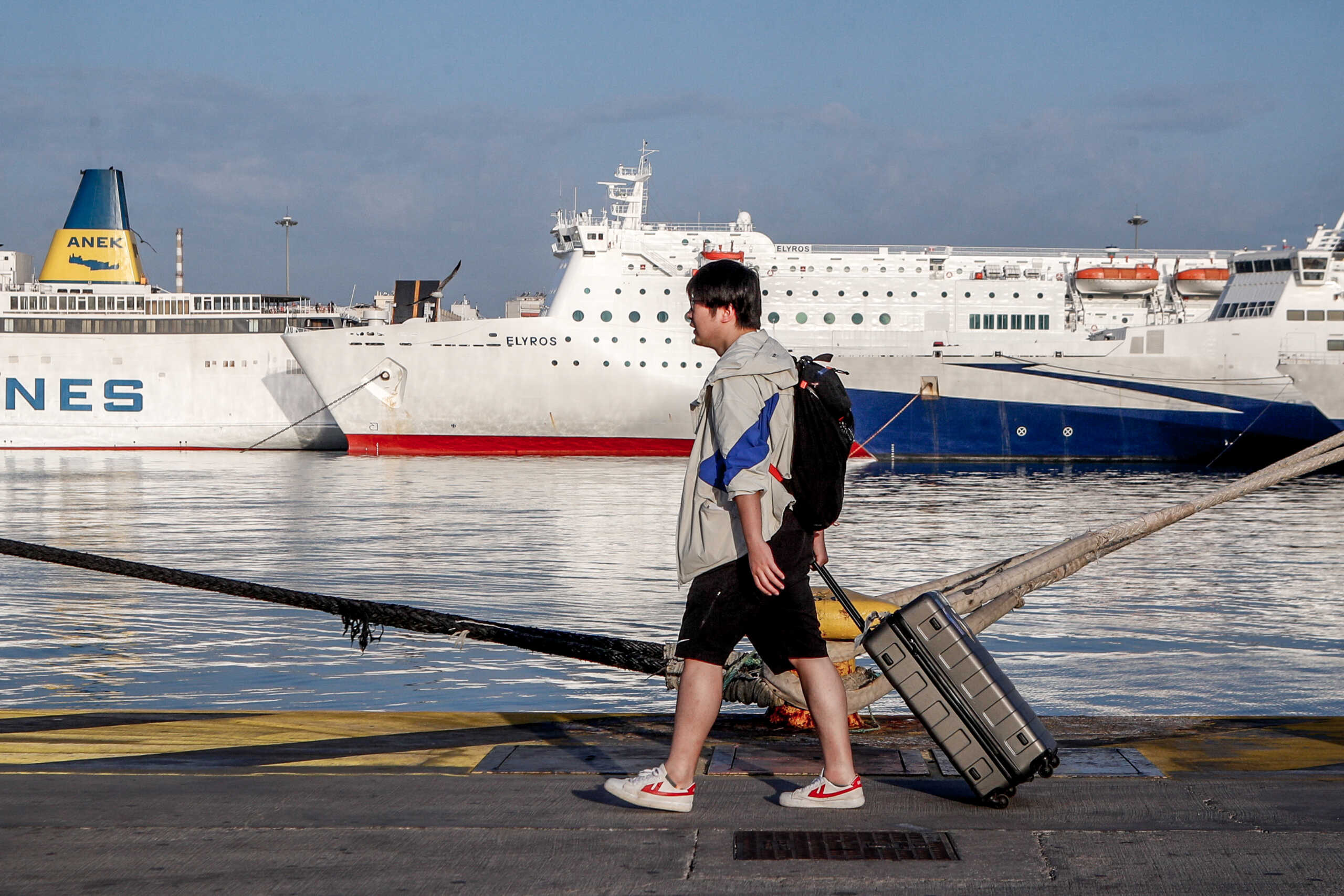 Συνεχίζεται η έξοδος των εκδρομέων για την εορτή του Πάσχα στο λιμάνι του Πειραιά. Μεγάλη Παρασκευή 3 Μαϊου 2024  (ΣΩΤΗΡΗΣ ΔΗΜΗΤΡΟΠΟΥΛΟΣ