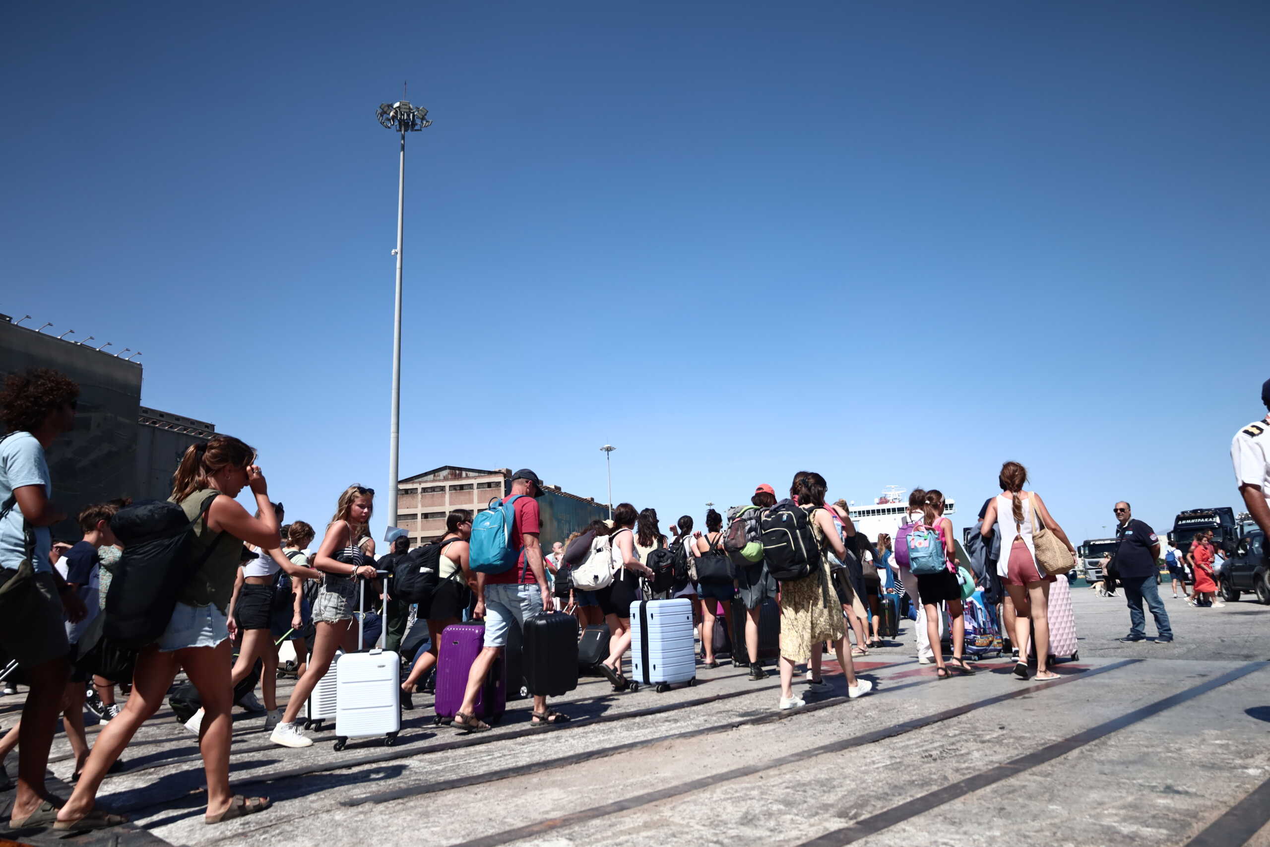 ΛΙΜΑΝΙ ΠΕΙΡΑΙΑ ΕΠΙΣΤΡΟΦΗ ΑΔΕΙΟΥΧΩΝ ΑΥΓΟΥΣΤΟΥ(ΚΩΣΤΑΣ ΤΖΟΥΜΑΣ