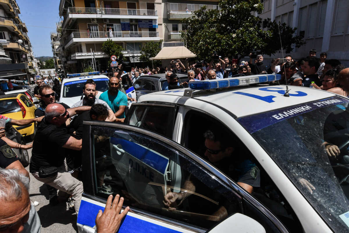 Ένταση κατά την μεταφορά στα δικαστήρια του Πύργου του 37χρονου καθ' ομολογία δράστη της δολοφονίας της 11χρονης Βασιλικής στην Ηλεία, Τρίτη 11 Ιουνίου 2024. 
(ΓΙΑΝΝΗΣ ΣΠΥΡΟΥΝΗΣ