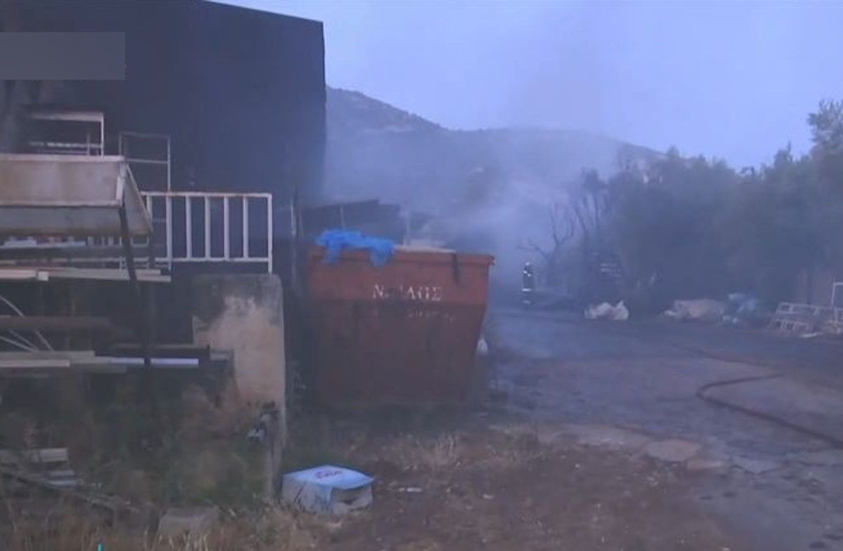 Μαρκόπουλο: Καταστράφηκε ολοσχερώς αποθήκη ξυλείας
