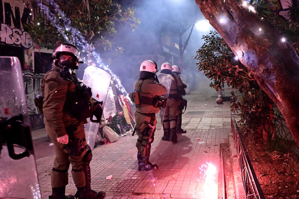 Εξάρχεια: Εννέα συλλήψεις, τρεις αστυνομικοί τραυματίες – Η ανακοίνωση της ΕΛ.ΑΣ.