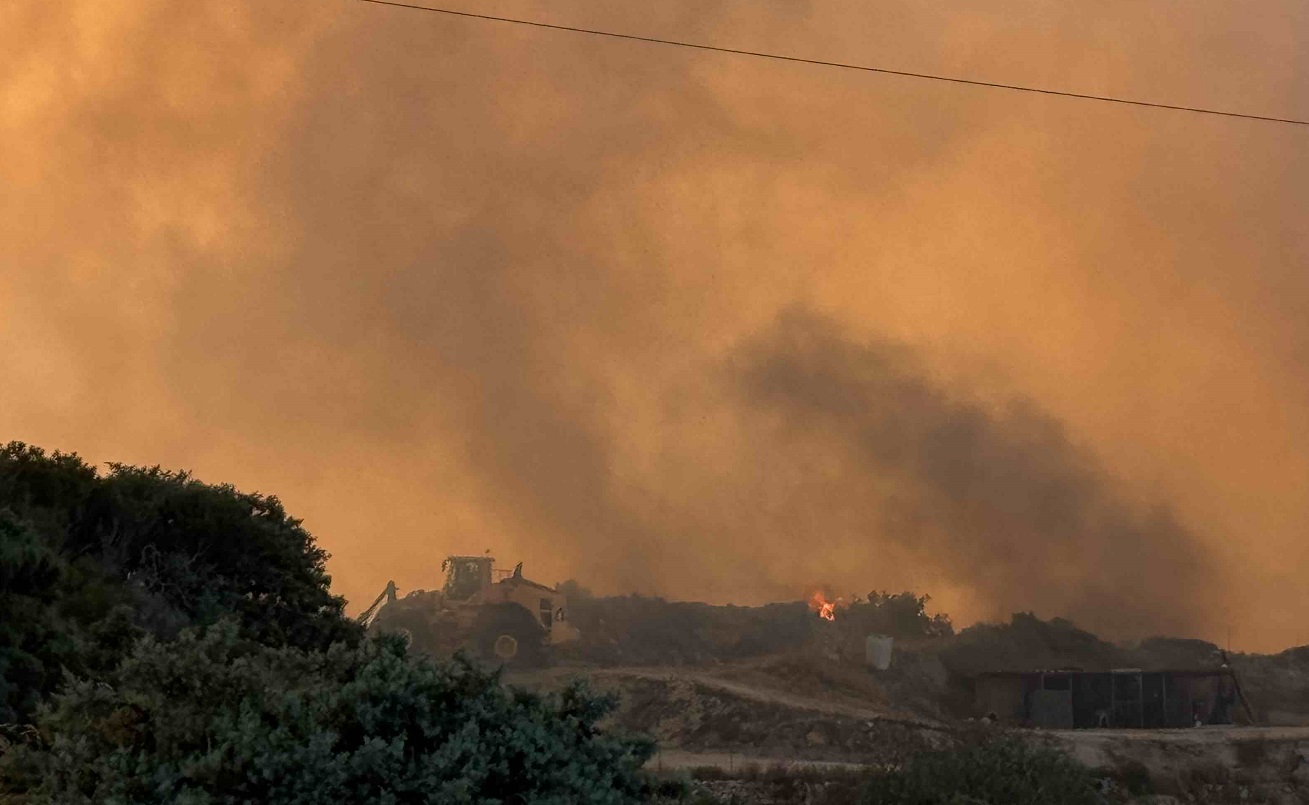 Φωτιά στη Μήλο κοντά στο αεροδρόμιο – Ήχησε το 112