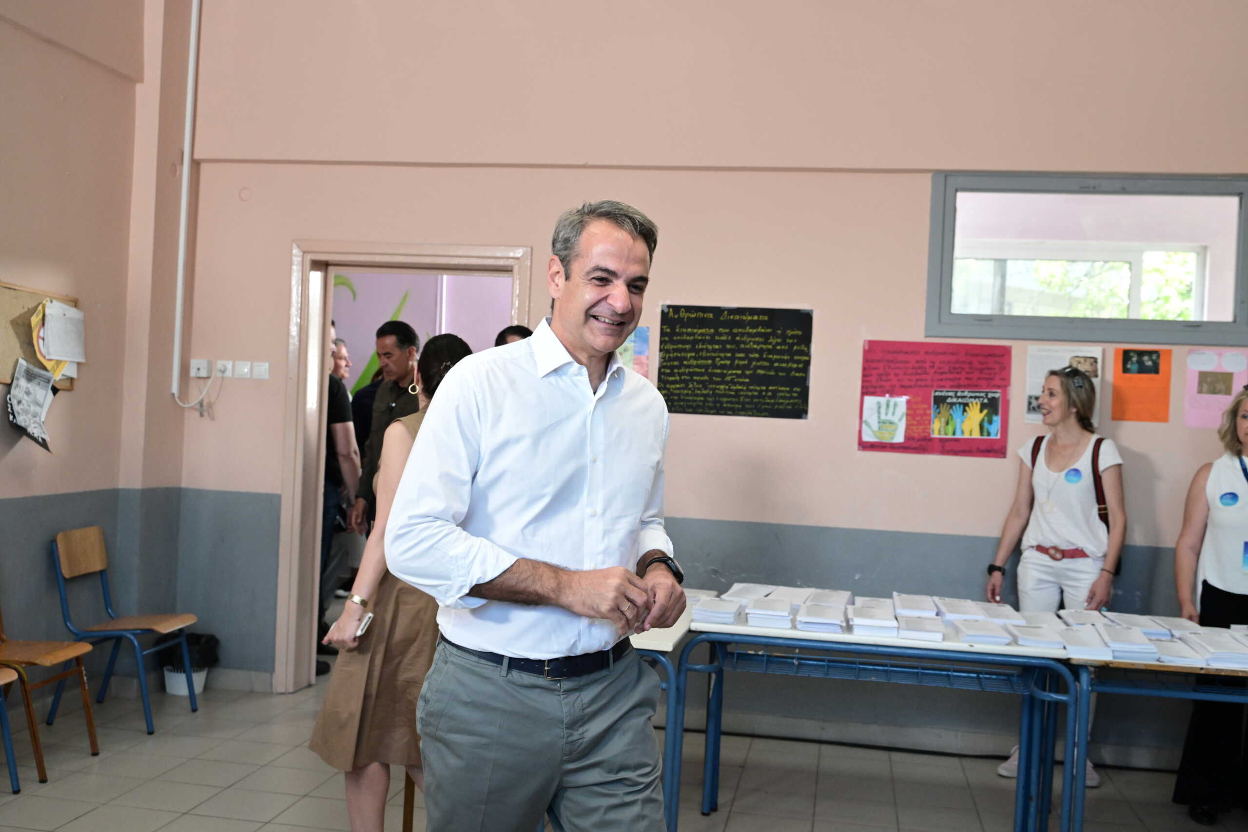 Ψηφοφορία για τις ευρωεκλογές από τον Πρωθυπουργό και Πρόεδρο της Νέας Δημοκρατίας Κυριάκο Μητσοτάκη, σε εκλογικό τμήμα στο 1ο Γυμνάσιο Κηφισιάς, Κυριακή 9 Ιουνίου 2024. 
(ΤΑΤΙΑΝΑ ΜΠΟΛΑΡΗ