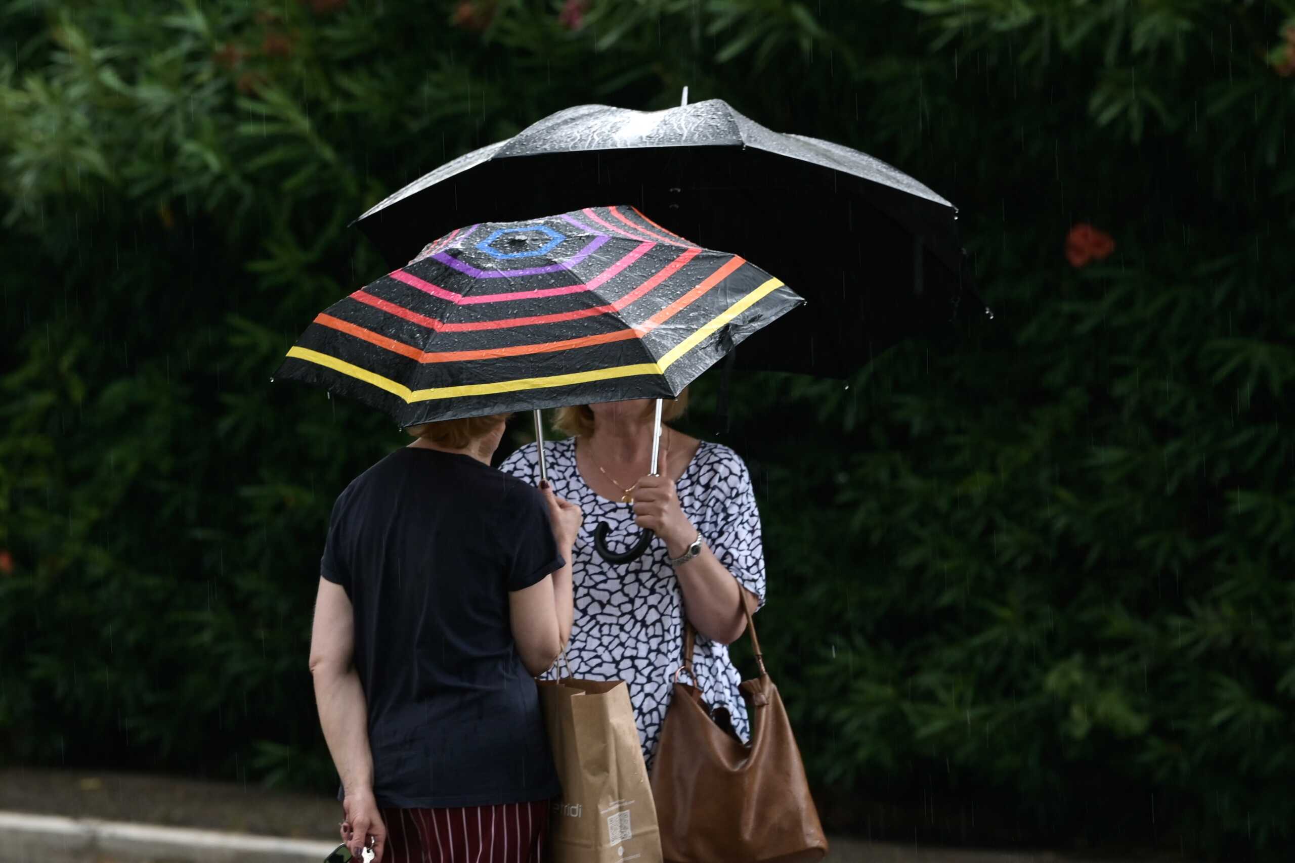 Καιρός: Χαλάζι και λασποβροχές σήμερα και από Δευτέρα καύσωνας με 43άρια – Νέος χάρτης του meteo