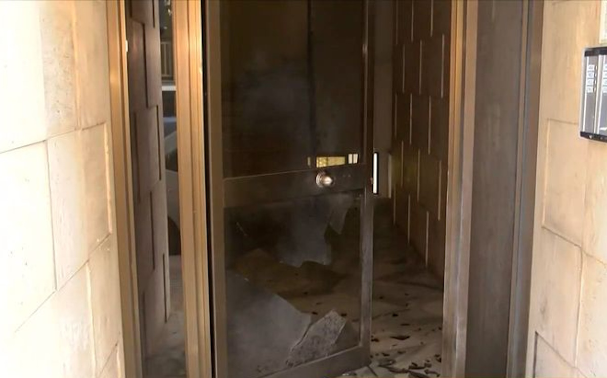 Παγκράτι: Έκρηξη σε είσοδο πολυκατοικίας – Άγνωστοι τοποθέτησαν εκρηκτικό μηχανισμό