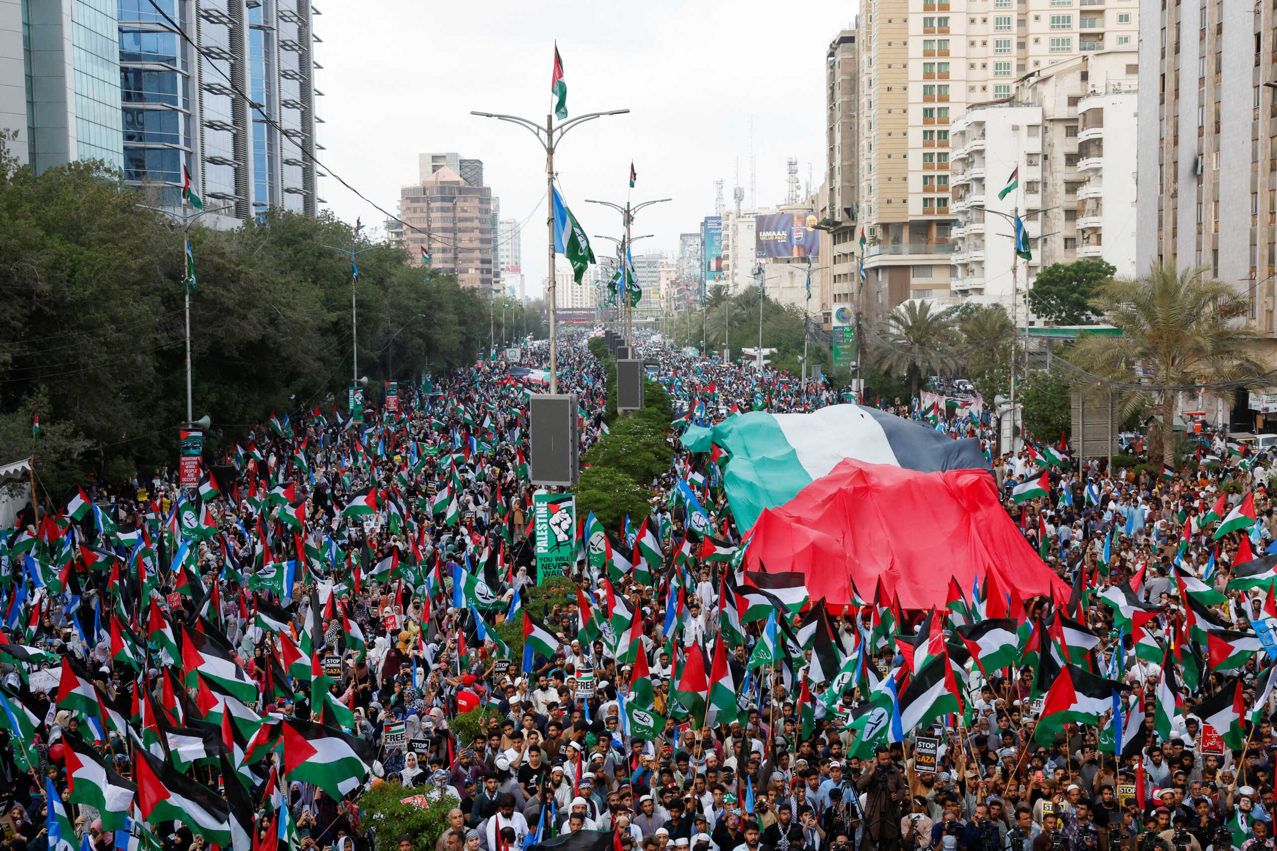People wave Palestinian flags during Gaza Million March in solidarity with Palestinians, organized by the religious and political party Jamaat-e-Islami (JI) in Karachi, Pakistan June 2, 2024. REUTERS