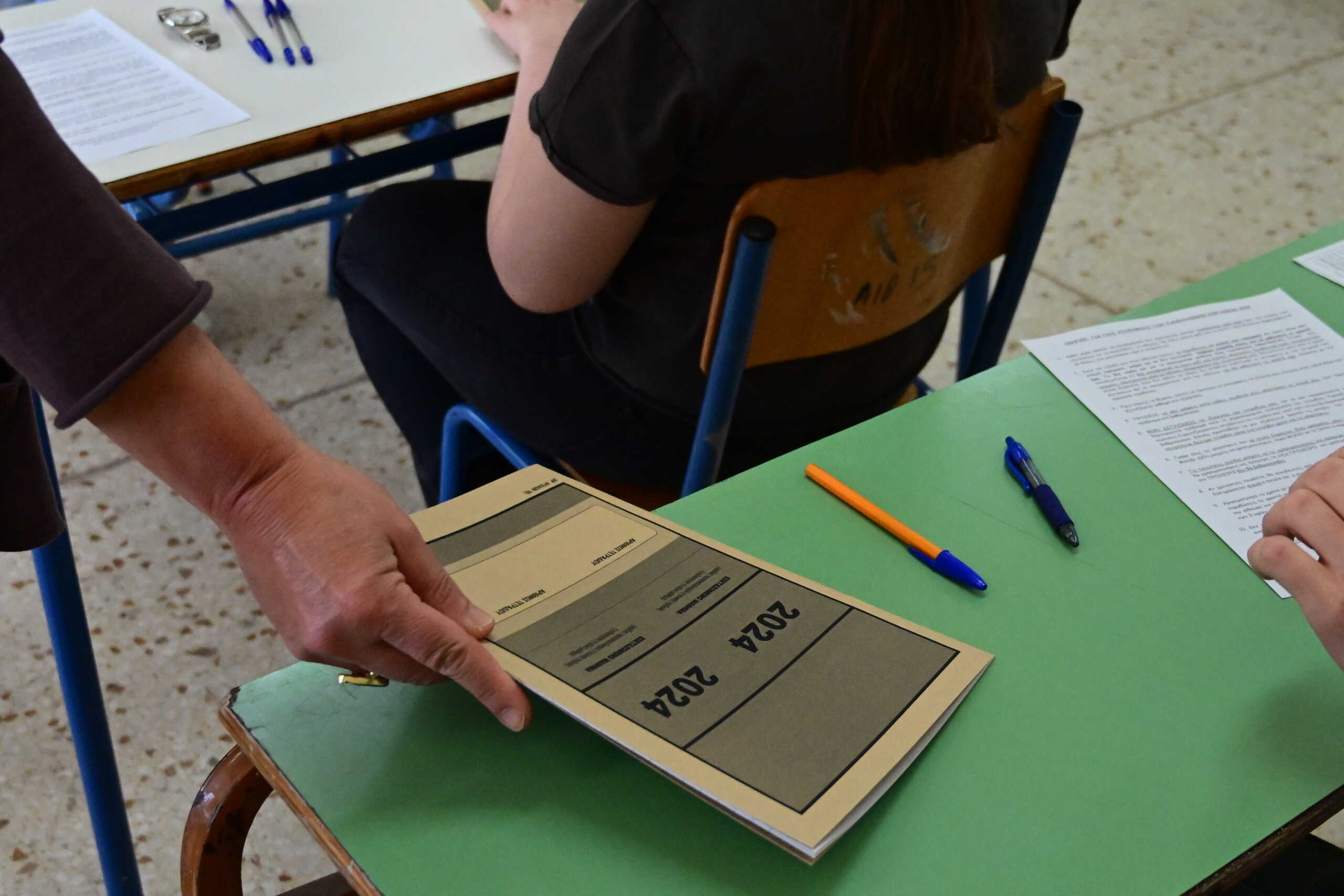 Στιγμιότυπο από ΕΠΑΛ της Αθήνας, Πέμπτη 30 Μαΐου 2023. Έναρξη των πανελλαδικών εξετάσεων  με τους υποψηφίους των επαγγελματικών λυκείων (ΕΠΑΛ), οι οποίοι διαγωνίστηκαν στο μάθημα των Νέων Ελληνικών. 
(ΚΩΣΤΑΣ ΤΖΟΥΜΑΣ