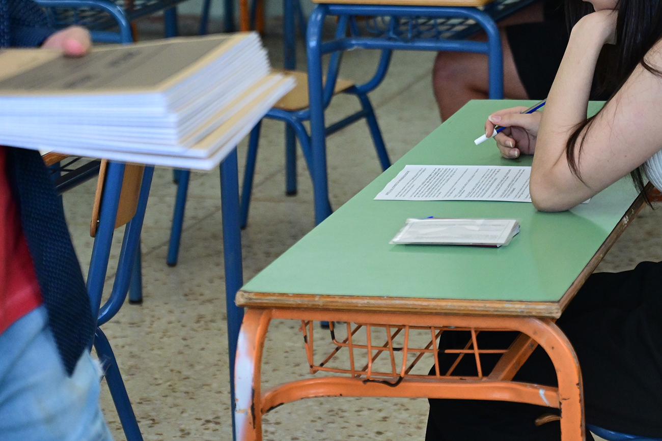 Στιγμιότυπο από ΕΠΑΛ της Αθήνας, Πέμπτη 30 Μαΐου 2023. Έναρξη των πανελλαδικών εξετάσεων  με τους υποψηφίους των επαγγελματικών λυκείων (ΕΠΑΛ), οι οποίοι διαγωνίστηκαν στο μάθημα των Νέων Ελληνικών. 
(ΚΩΣΤΑΣ ΤΖΟΥΜΑΣ