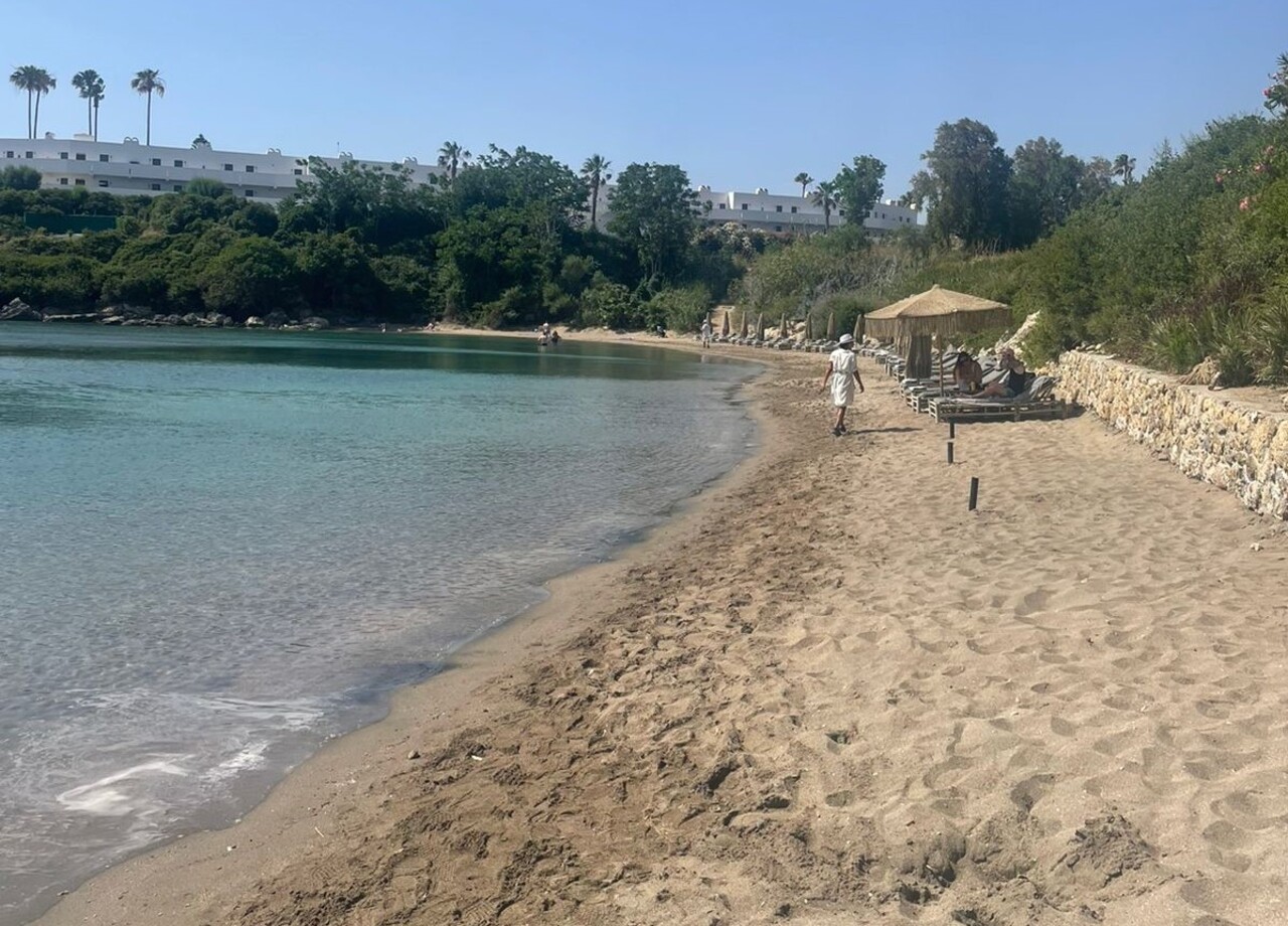 Ρόδος: Μάζεψε τις παράνομες ξαπλώστρες ο ιδιοκτήτης του beach bar στην Αγία Μαρίνα – Δείτε βίντεο και φωτογραφίες